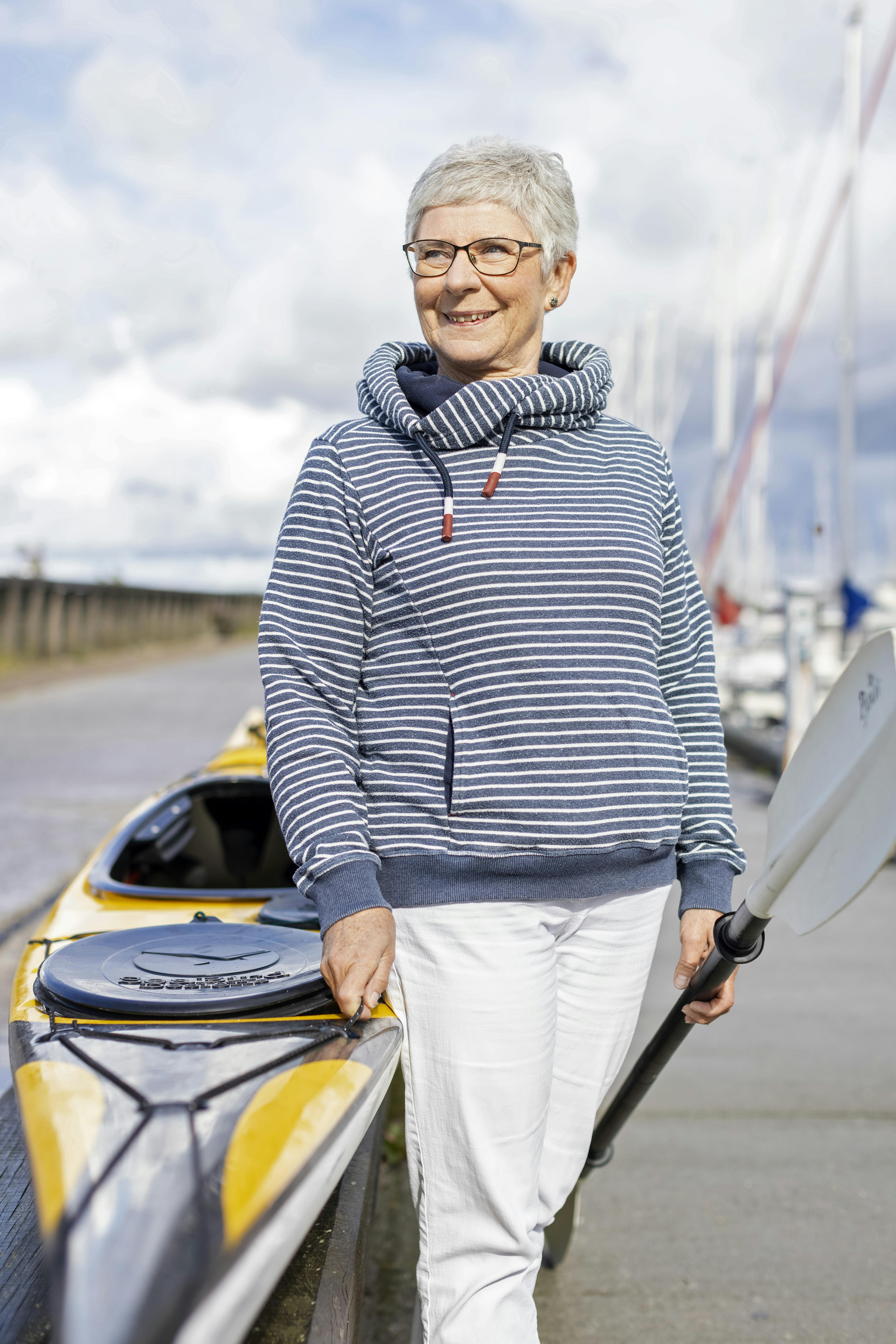 “Min nuværende chef havde ikke prøvet at ansætte en på min alder før.” Moden kvinde med havkajak
