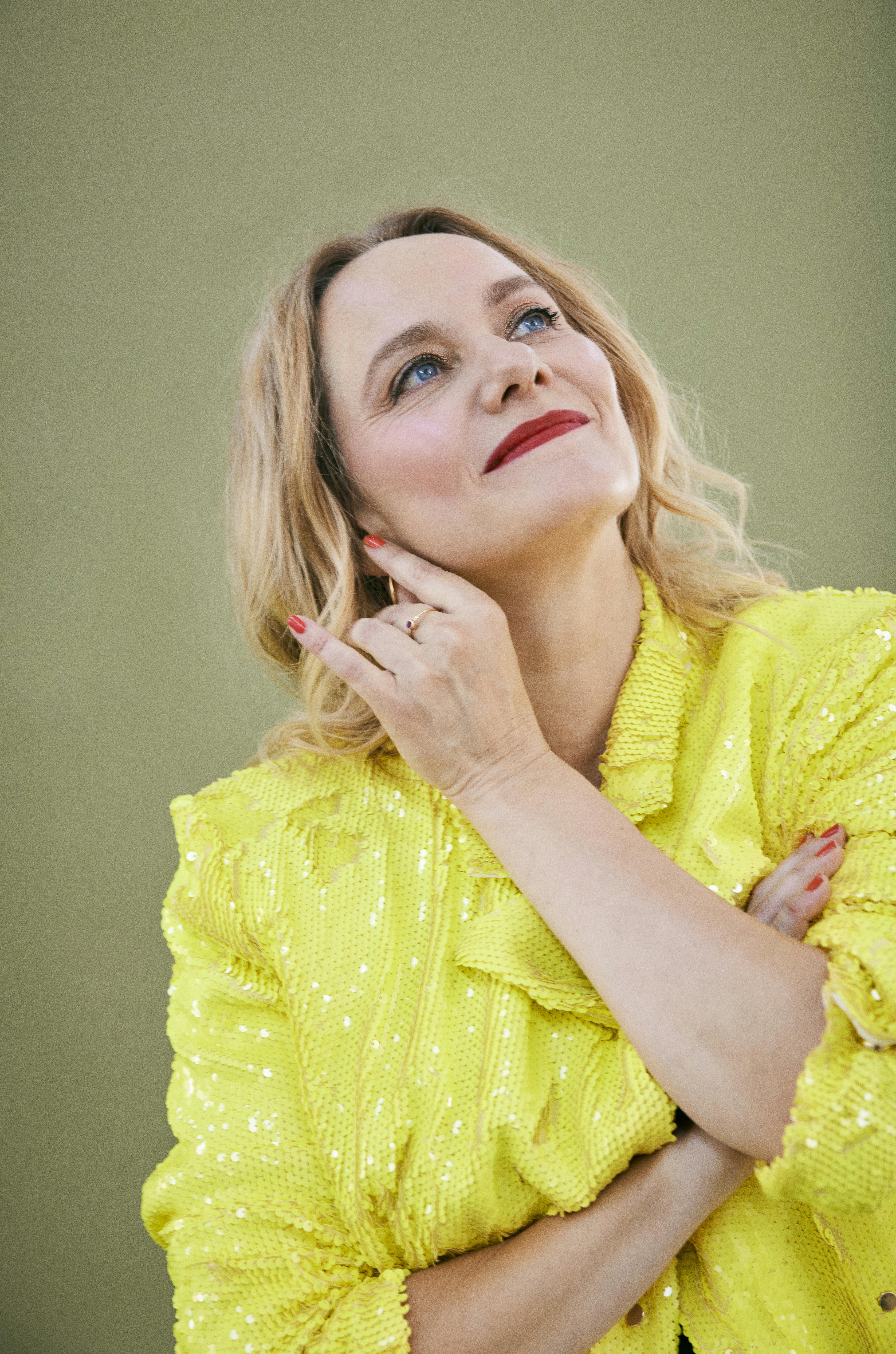 Maren Uthaug om sin mand: “Han går rundt i trøjer, pigerne har foræret ham, hvor der står ‘Feminist’ hen over brystet eller ‘Proud gay’. Han har altid hvilet i sin maskulinitet. Det elsker jeg ham for.” Portræt af Maren Uthaug