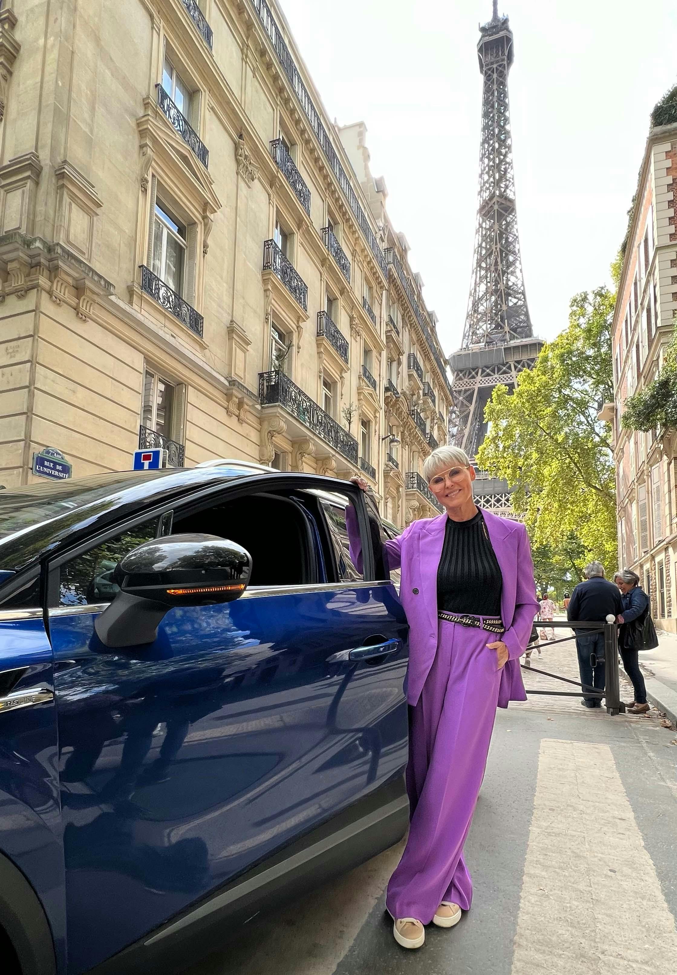 Line Baun Danielsen ved Eiffeltårnet i Paris