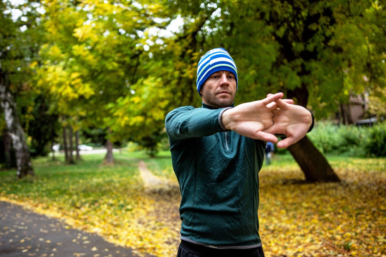Bliv klar til halvmarathon. Løber varmer op inden træning