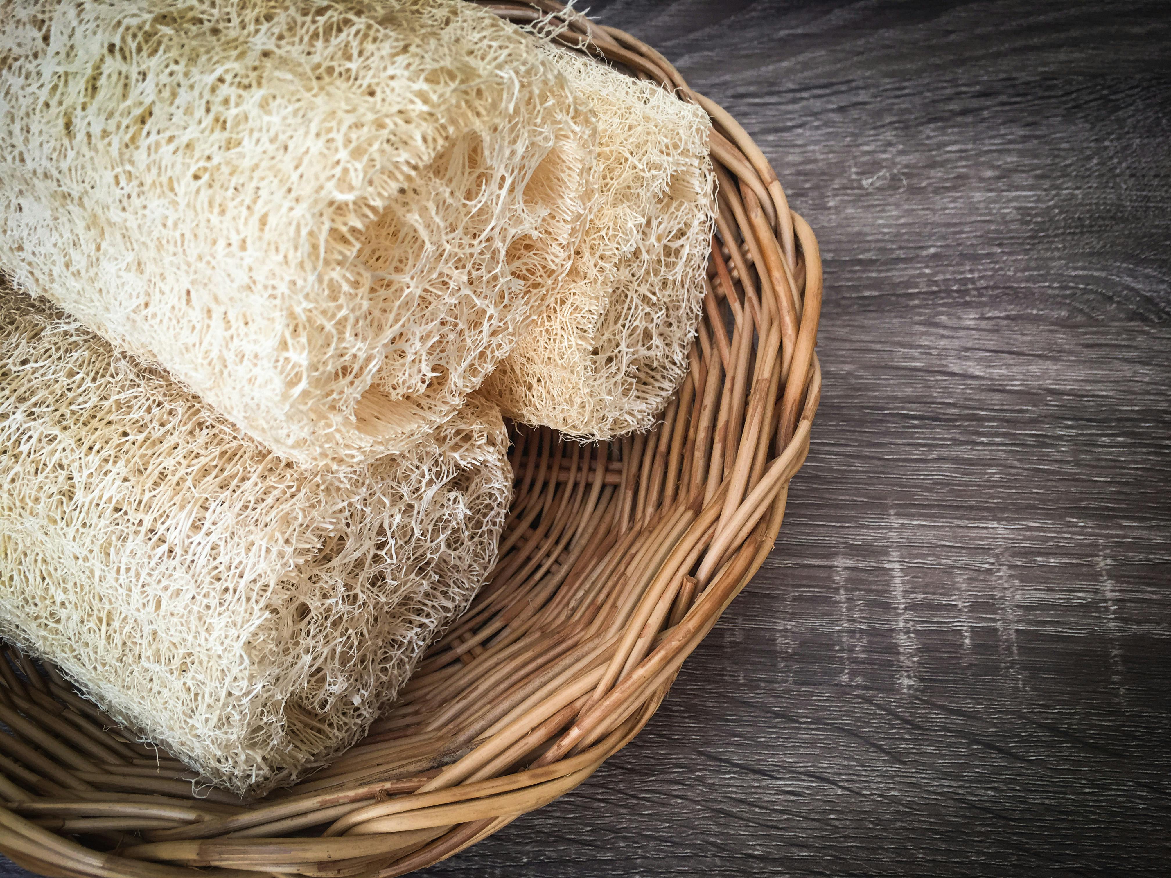 En loofah fjerner døde hudceller og hjælper med at løfte de nye hår. Loofah til eksfoliering