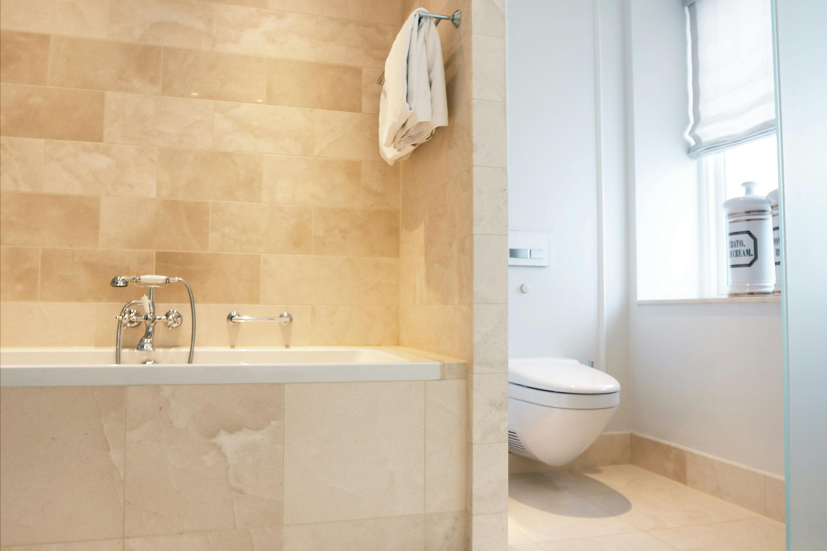 Badekar og Geberit-toilet på det smukke badeværelse på værelse 301 på hotel d'Angleterre