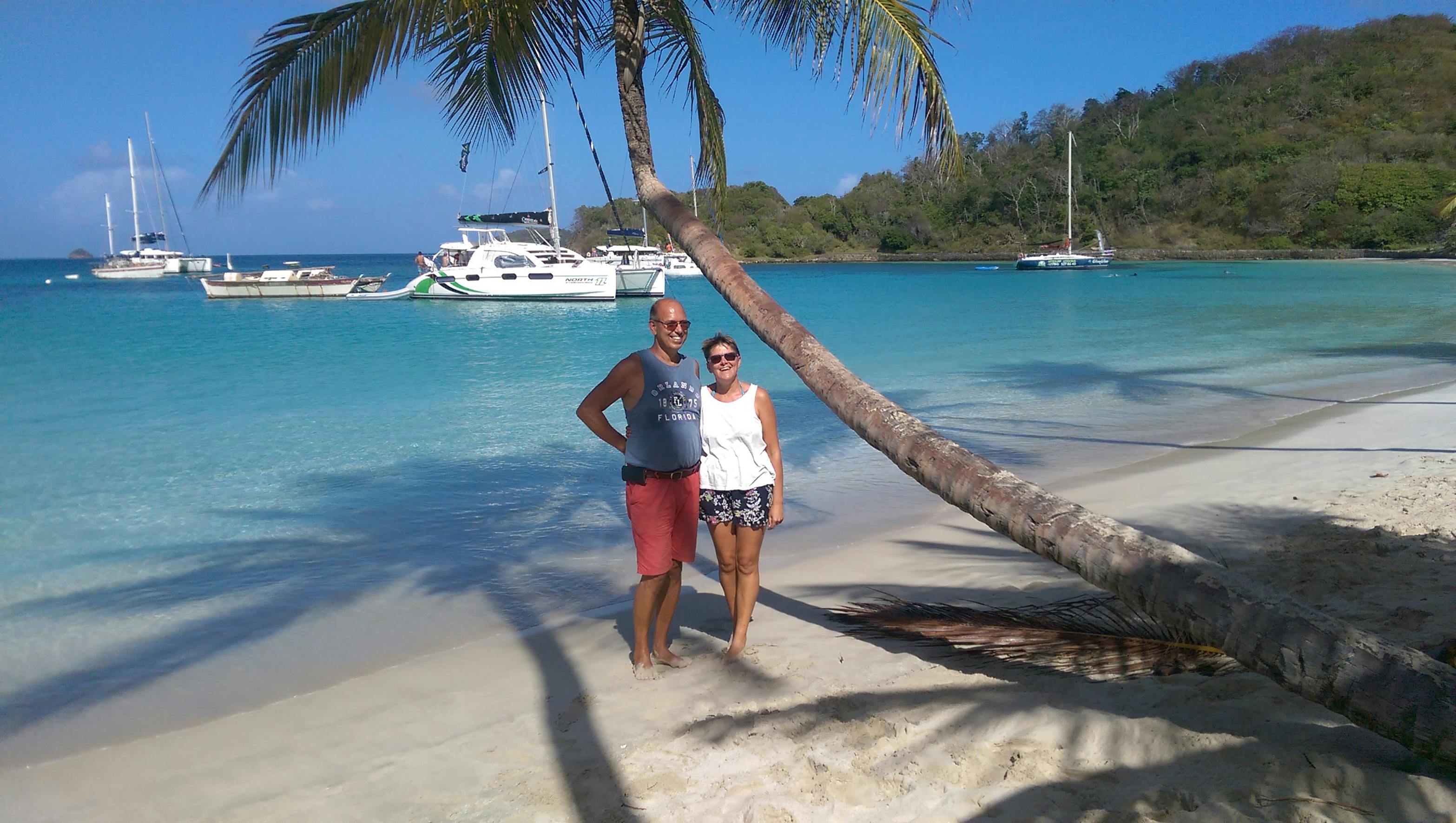 Mirela og hendes livs kaptajn, Mikael, på Mayreau i Caribien. Mirela har sejlet til Caribien og tilbage igen med sin mand.