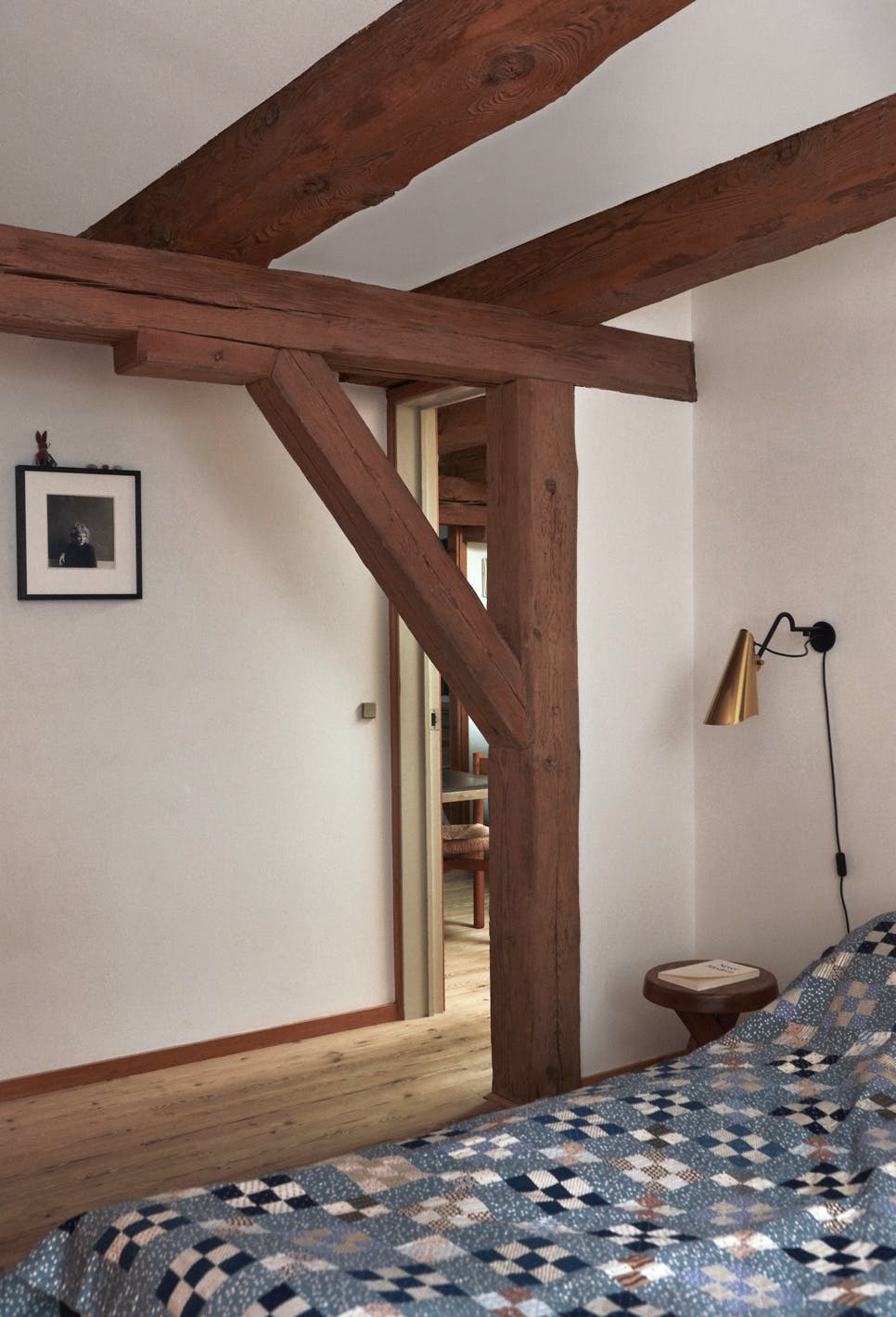 De lamp is ontworpen door kunstenaar Fos, voor het interieur van de Deense ambstwoning, waar Mathias en zijn boer de inrichting voor gedaan hebben. De sprei is een antieke Amerikaanse quilt. Bedroom with Fos lamp and David Amstrong picture