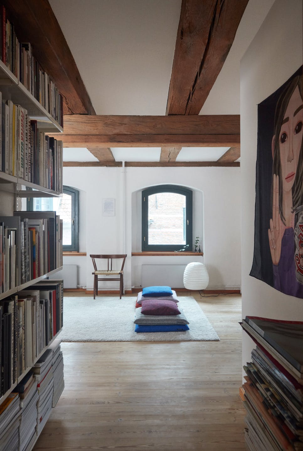 De kasten staan vol met architectuur- en kunstboeken De kasten staan vol met architectuur- en kunstboeken