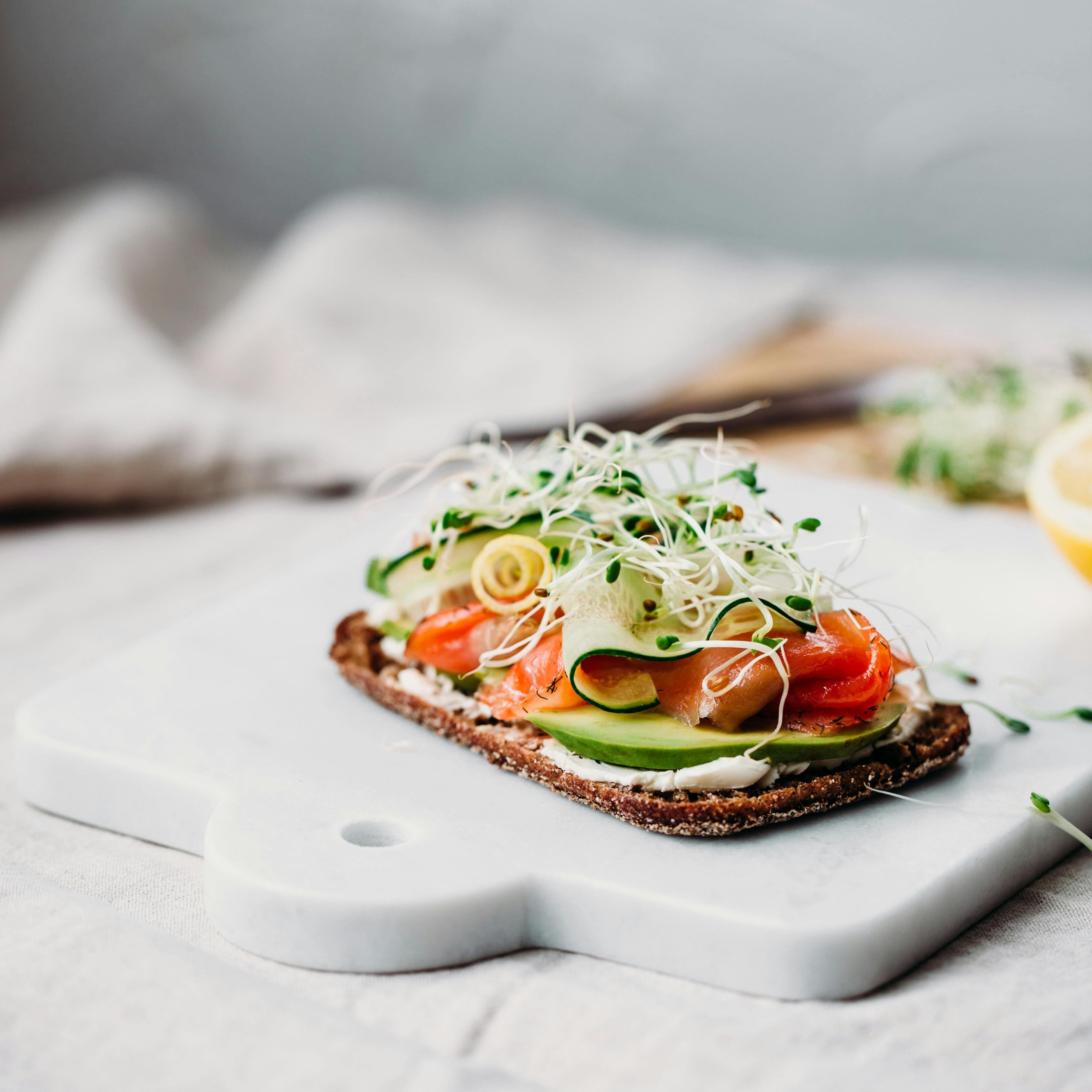 Avocado og laks er helt fantastisk sammen. Avocado mad med laks