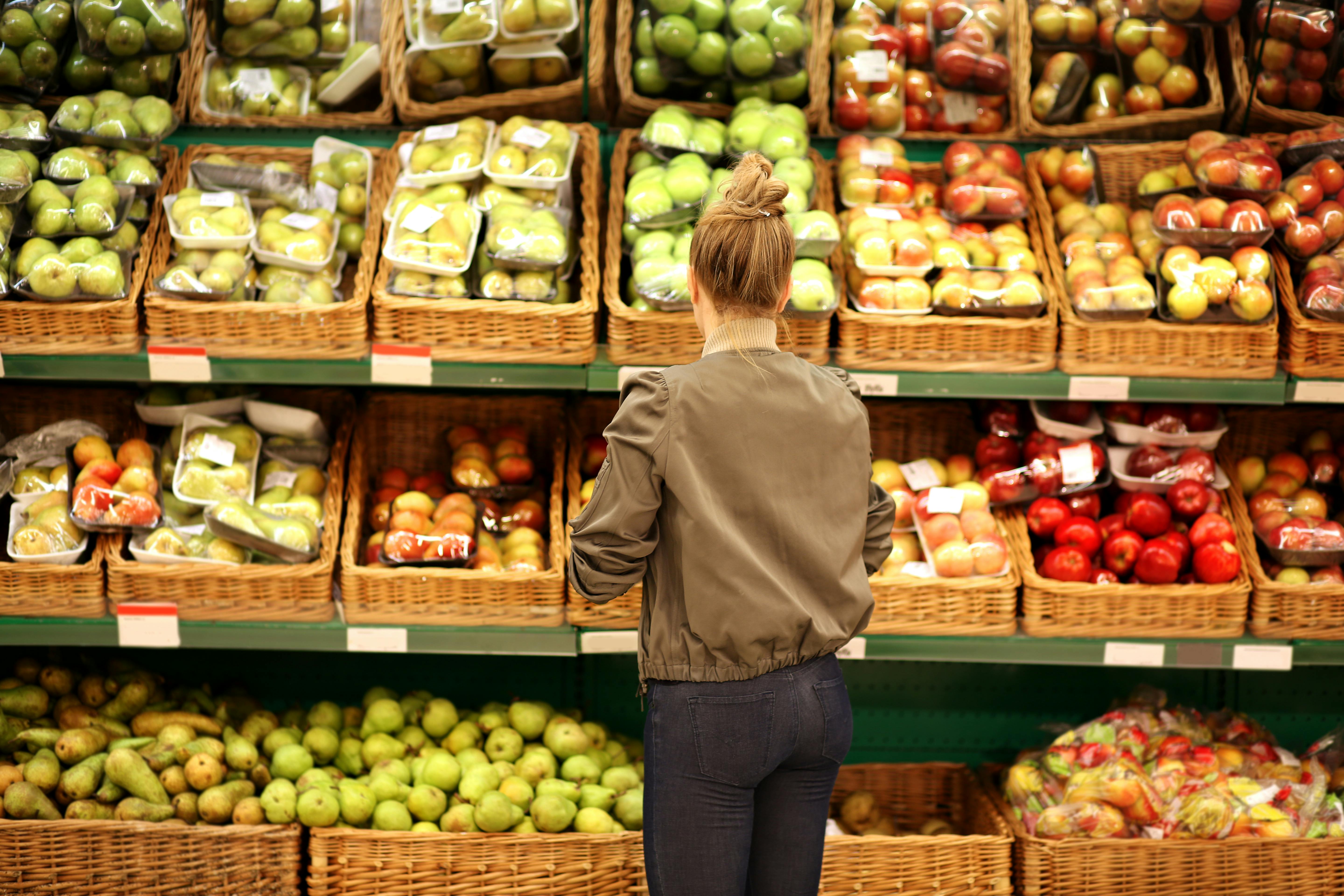 Med en madplan undgår du usunde impulskøb i supermarkedet. Moden kvinde køber grøntsager i et supermarked
