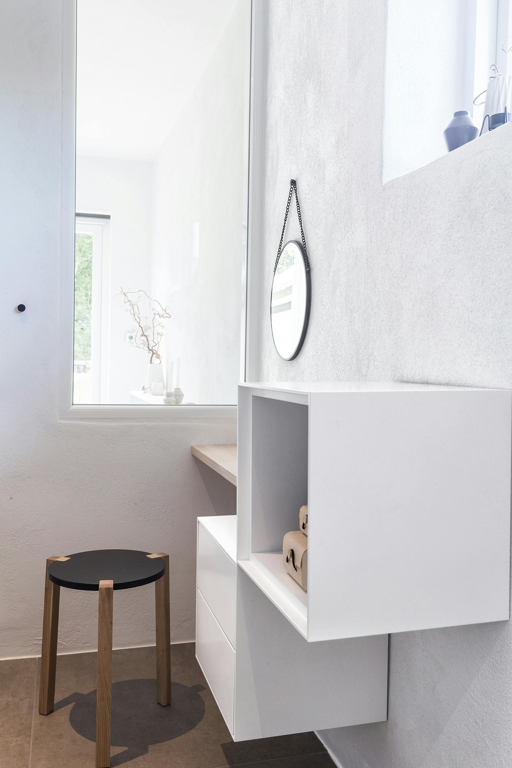 Makeup-bord med vindue ind til soveværelset