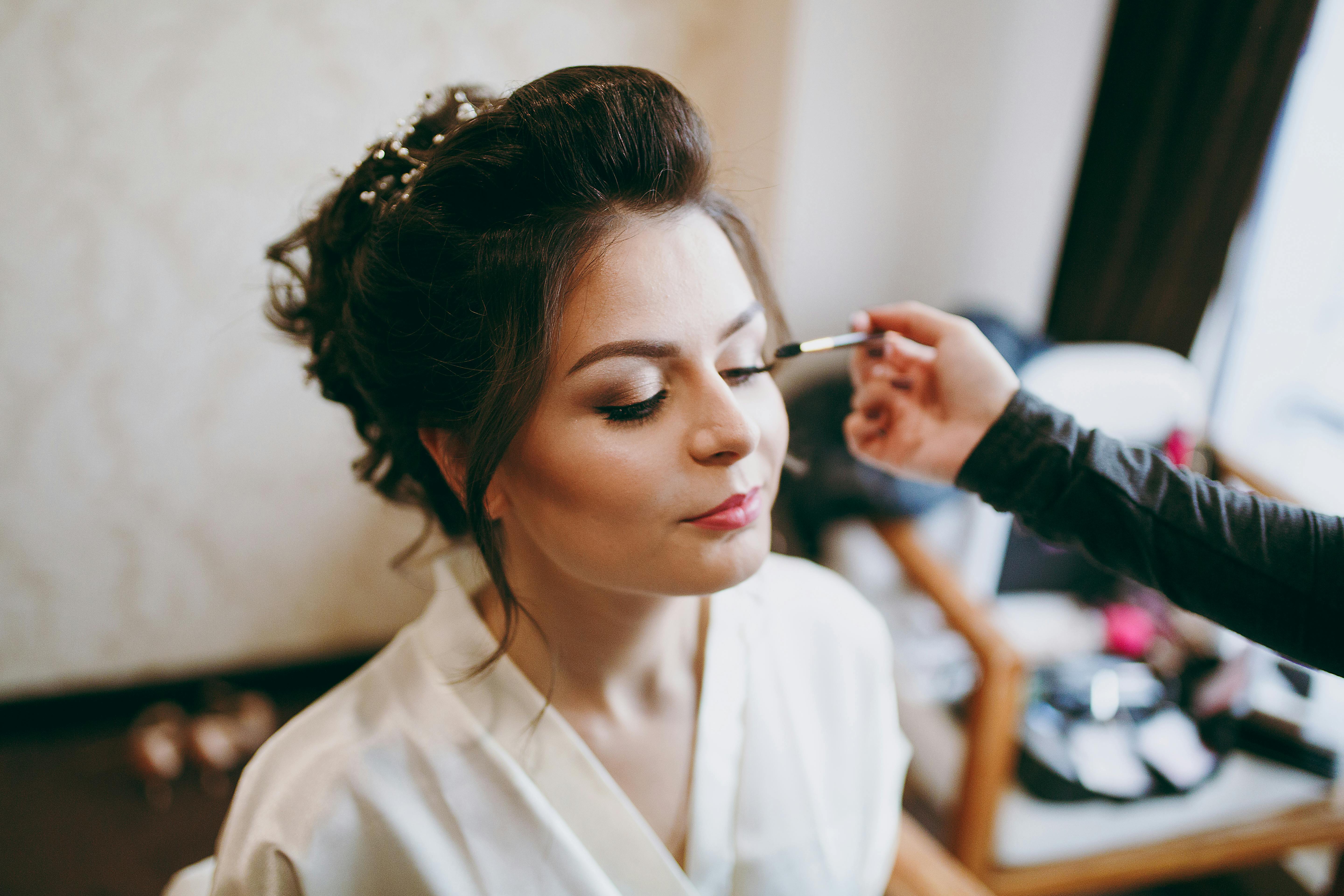 Få nogen til at lægge makeup på dig – så skal du ikke tænke på det! Brud får lagt makeup
