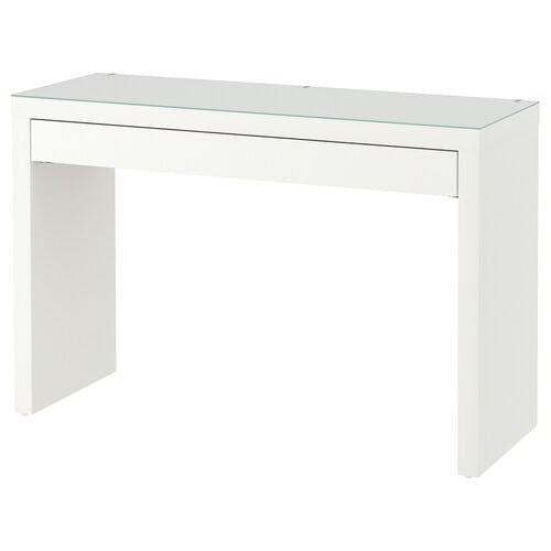 Med klinker og spartel kommer du hurtigt langt. Malm klinkebord ikea-hack