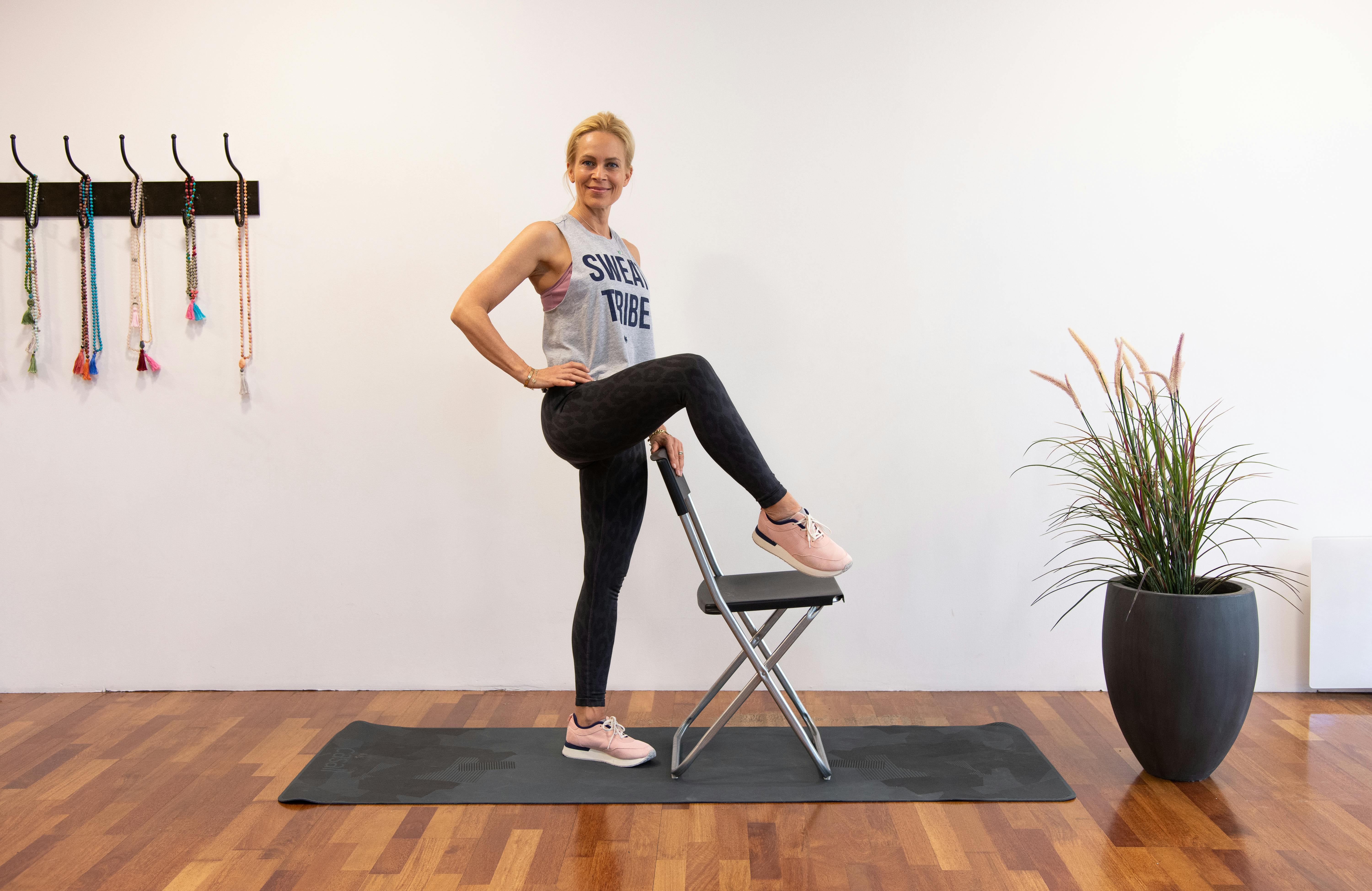 Pilates og yogainsturktør Monica Øien viser øvelsen benløft over stolrygg