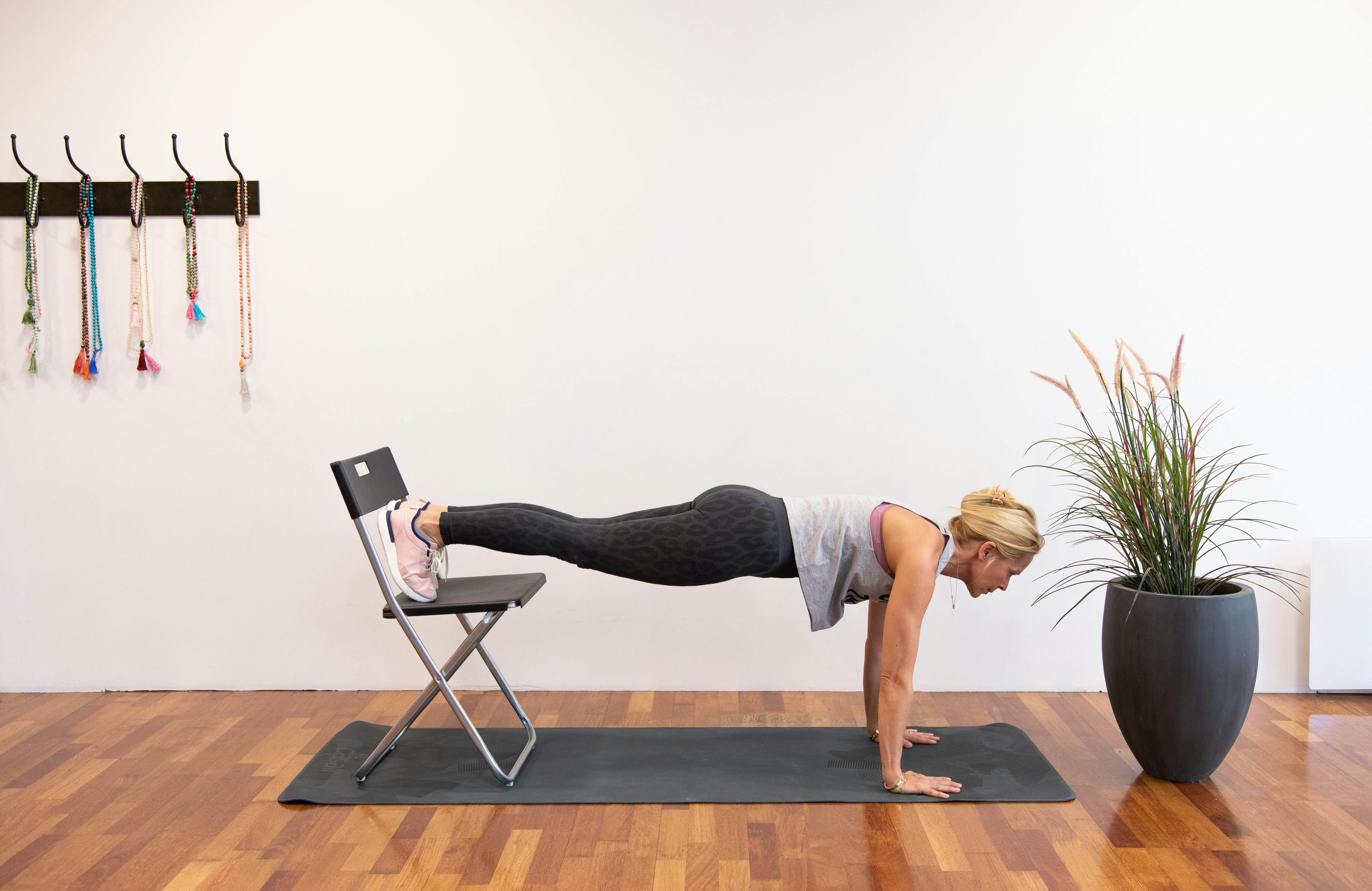 Pilates og yogainsturktør Monica Øien viser øvelsen kraftplanken