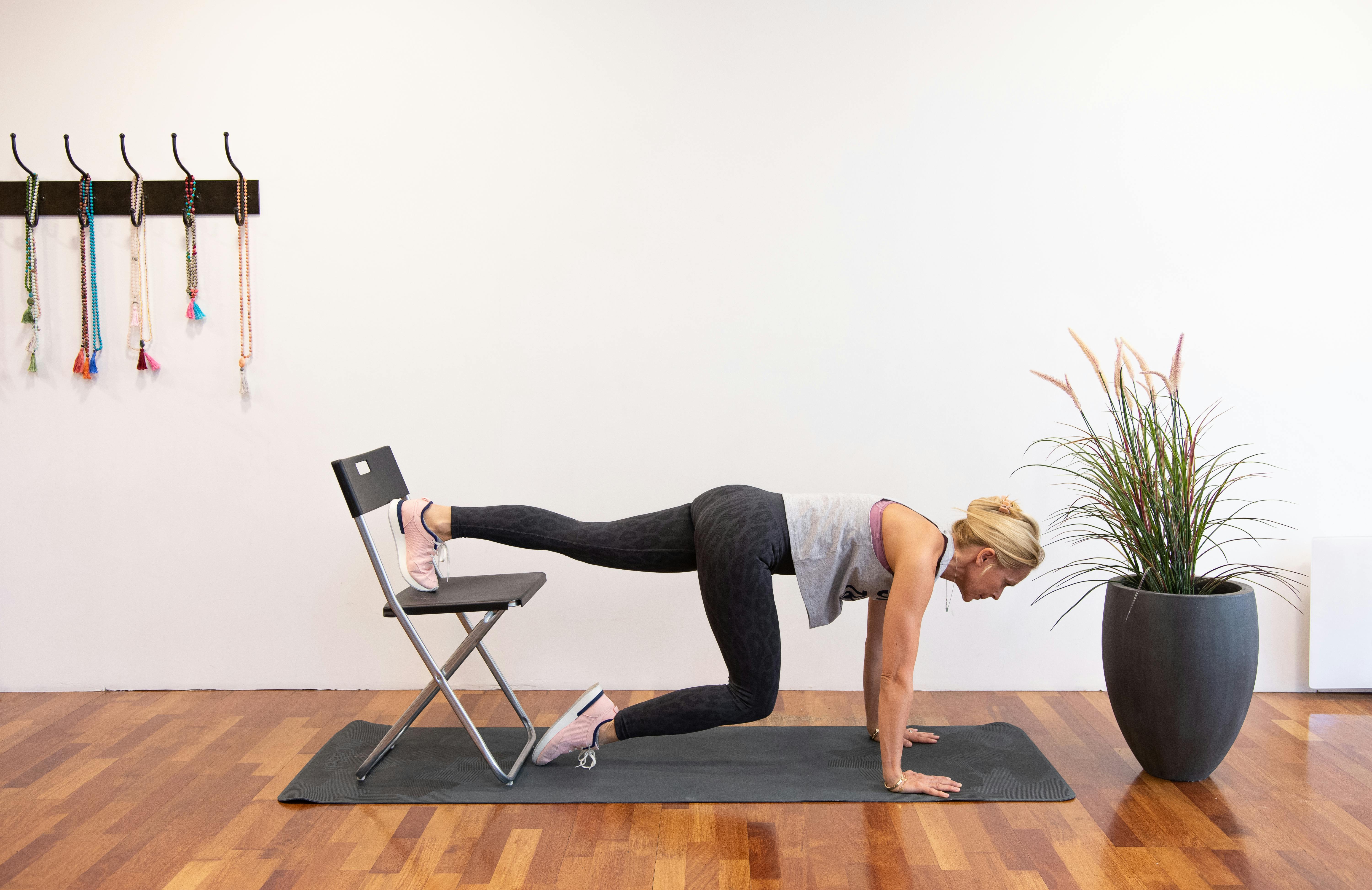 Pilates og yogainsturktør Monica Øien viser øvelsen kraftplanken