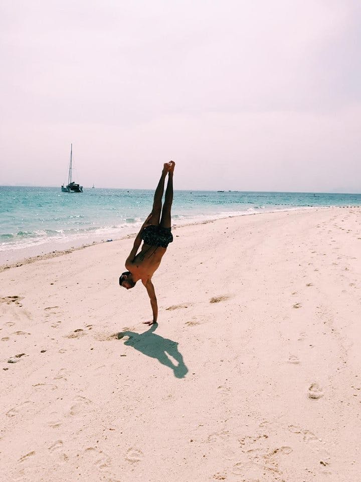 Man står på en hand på strand