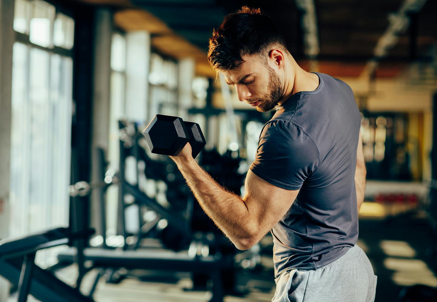 Mand træner biceps