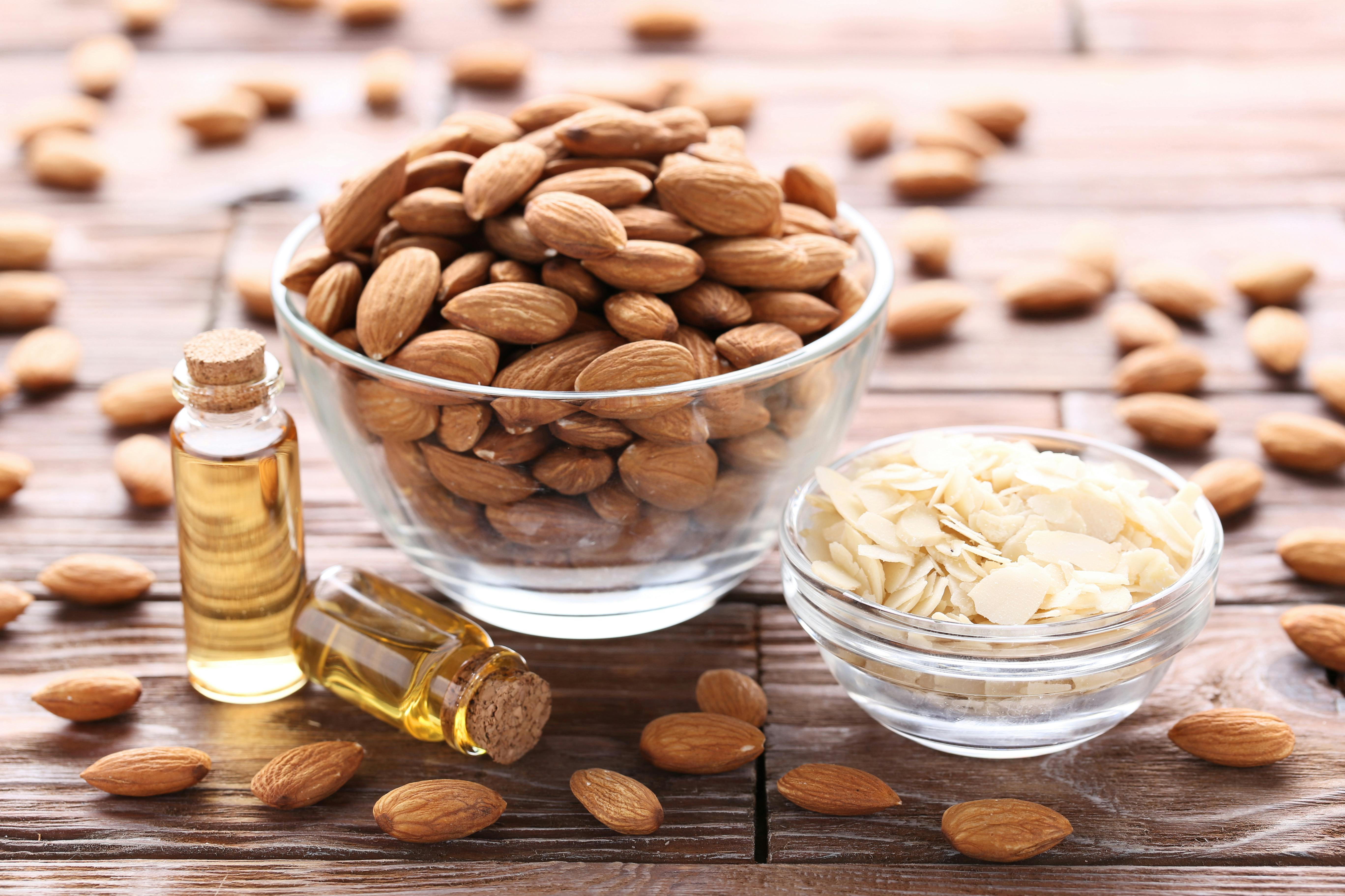 Mineralerne og B- og E-vitaminet i mandelolie beskytter og styrker din 40+ hud. Mandelolie er godt for huden
