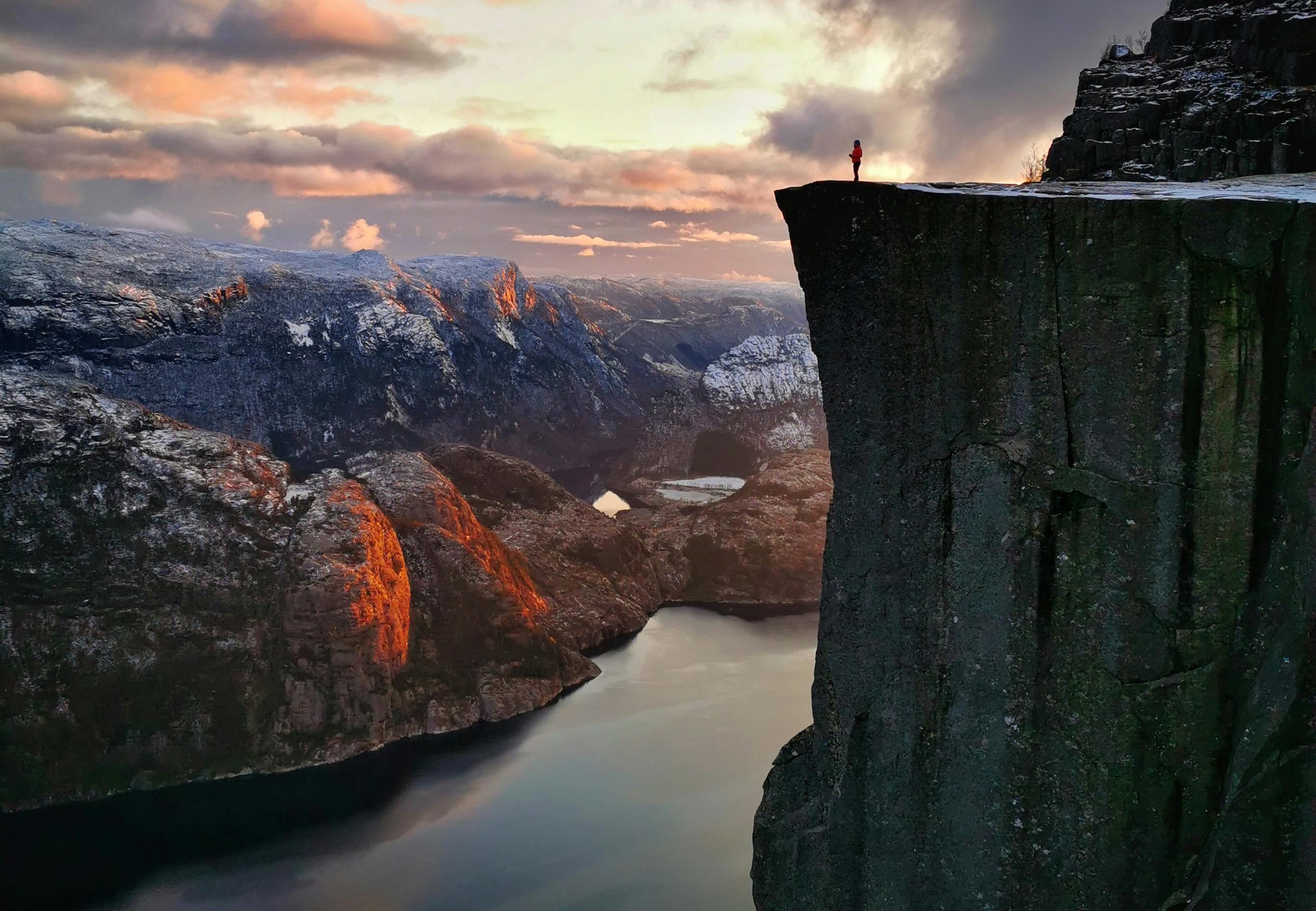 Person på berg i Norge