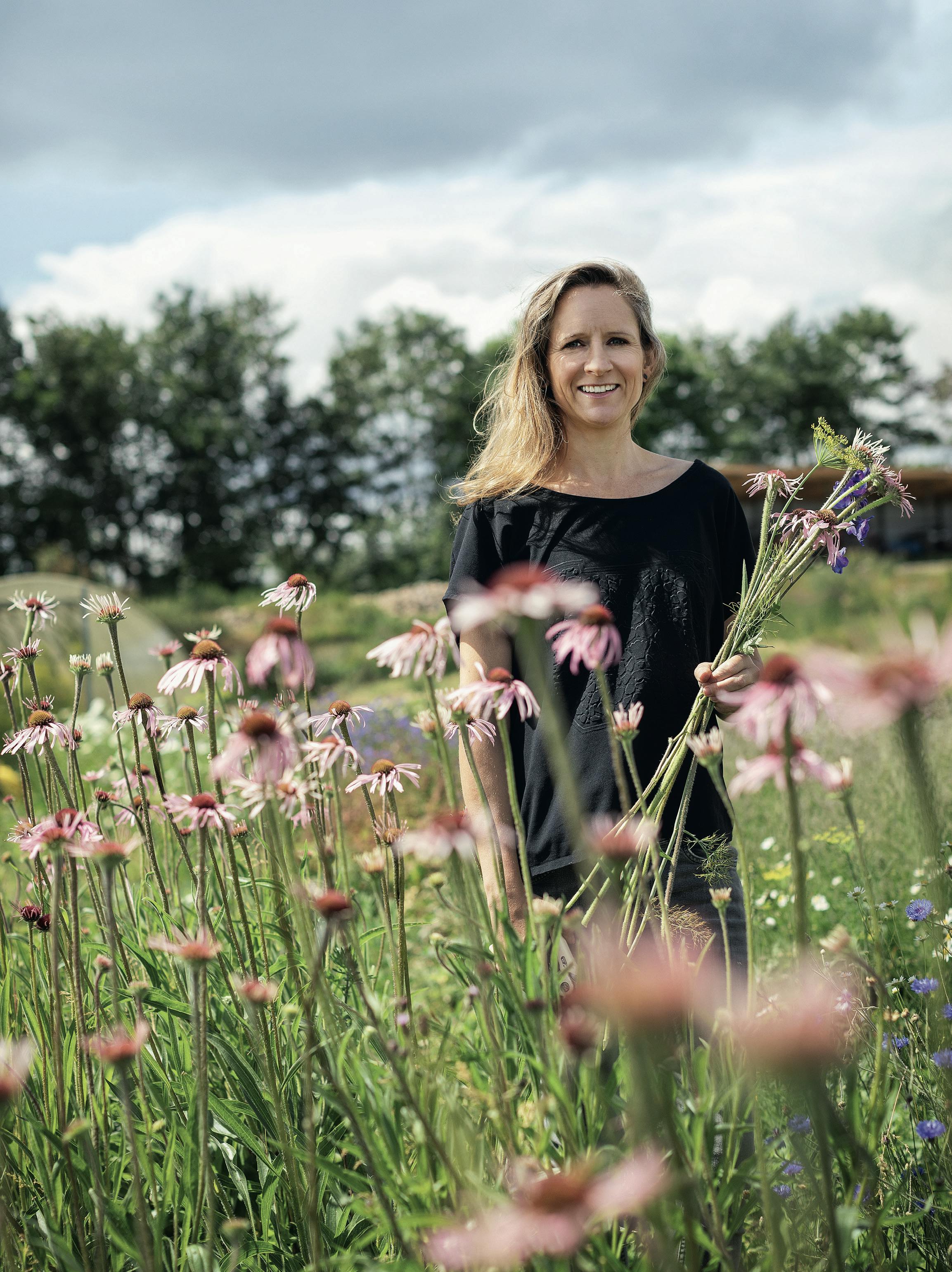 Marie Louise kvittede sit fuldtidsjob i Miljøstyrelsen og gik all in på Vilde Violer. Marie Louise Holmer dyrker økologiske blomster
