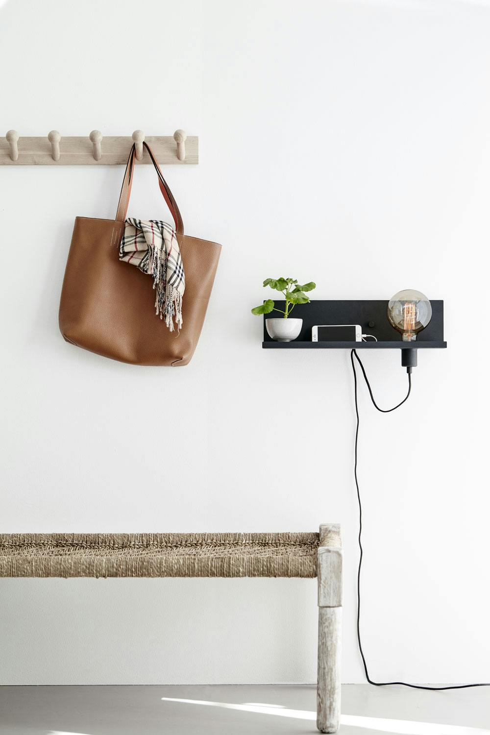 Hylle med lampe Hylle med lampe