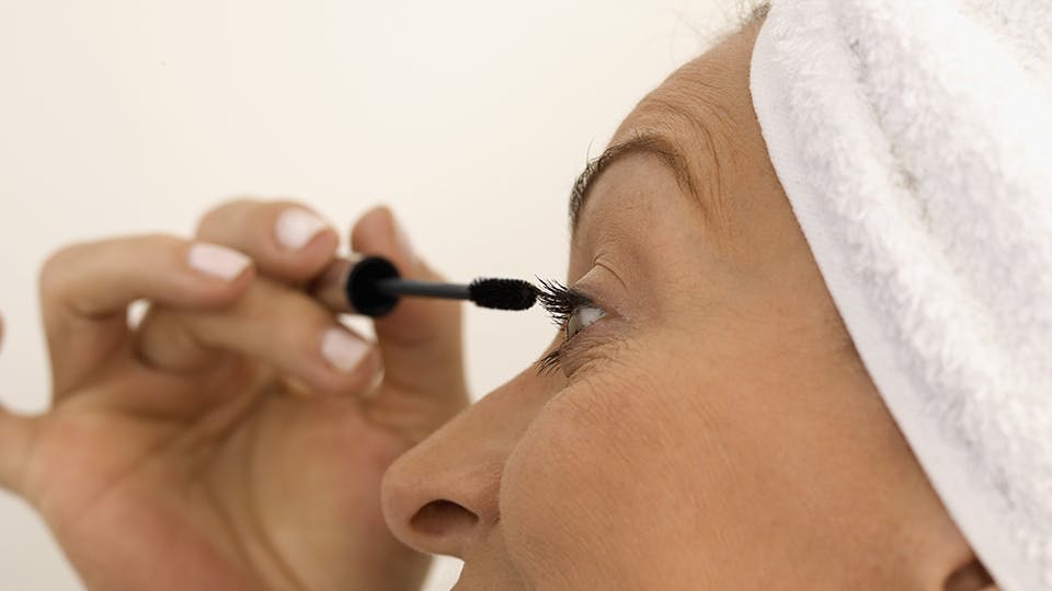 Hvor mange af disse tre klassikere har du ejet? Kvinde tager mascara på