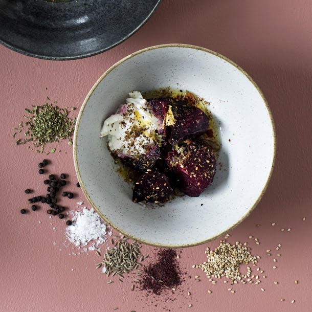Alle kruiden die samen za'atar vormen. kom met gebakken rode biet en za'atar