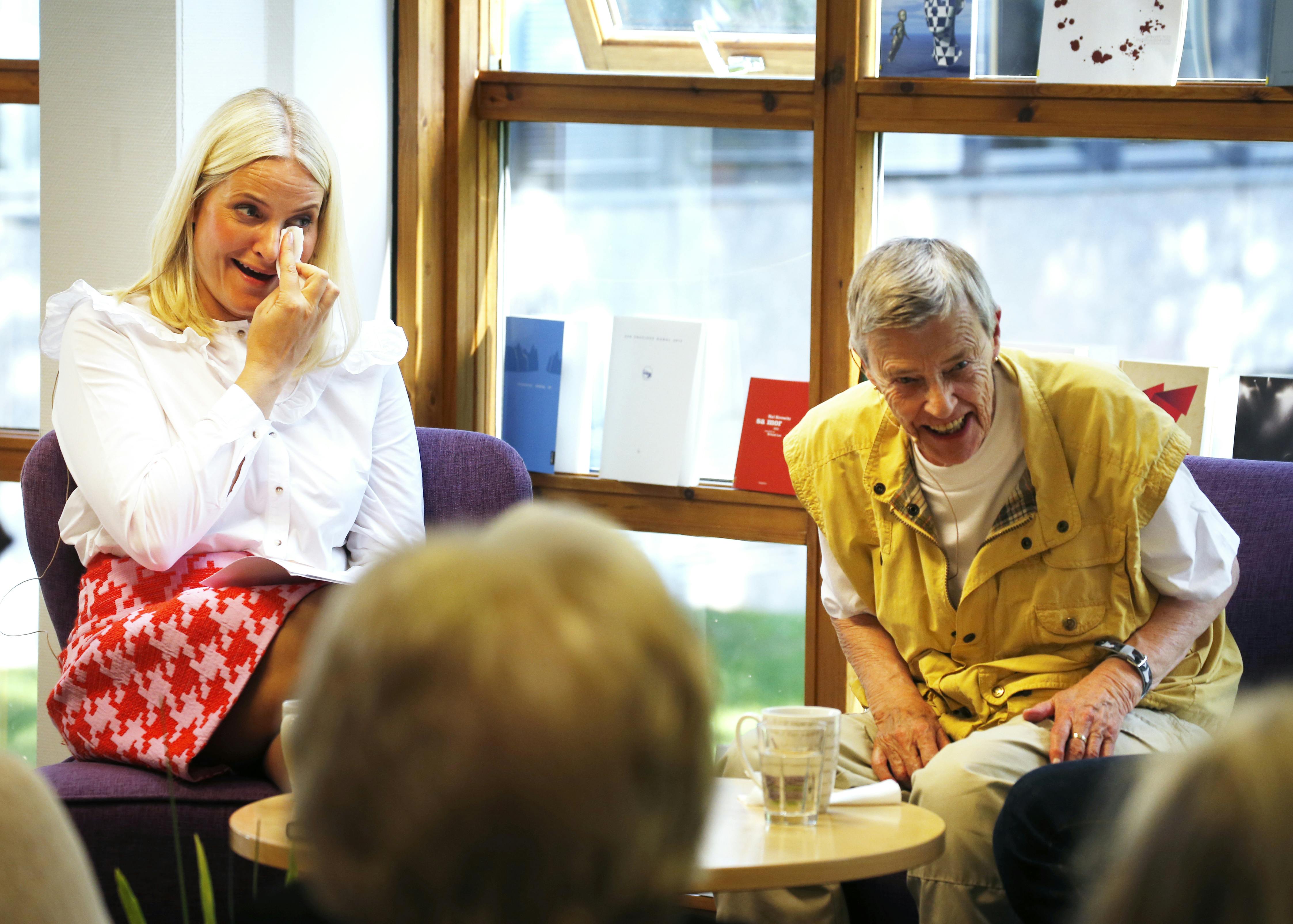 ROJALE TÅRER: En rørt kronprinsesse Mette-Marit og en lattermild Kim Friele i forbindelse med Litteraturtoget i 2016. Kronprinsessen har uttalt at Frieles kamp har betydd mye for henne. ROJALE TÅRER: En rørt kronprinsesse Mette-Marit og en lattermild Kim Friele i forbindelse med Litteraturtoget i 2016. Kronprinsessen har uttalt at Frieles kamp har betydd mye for henne.