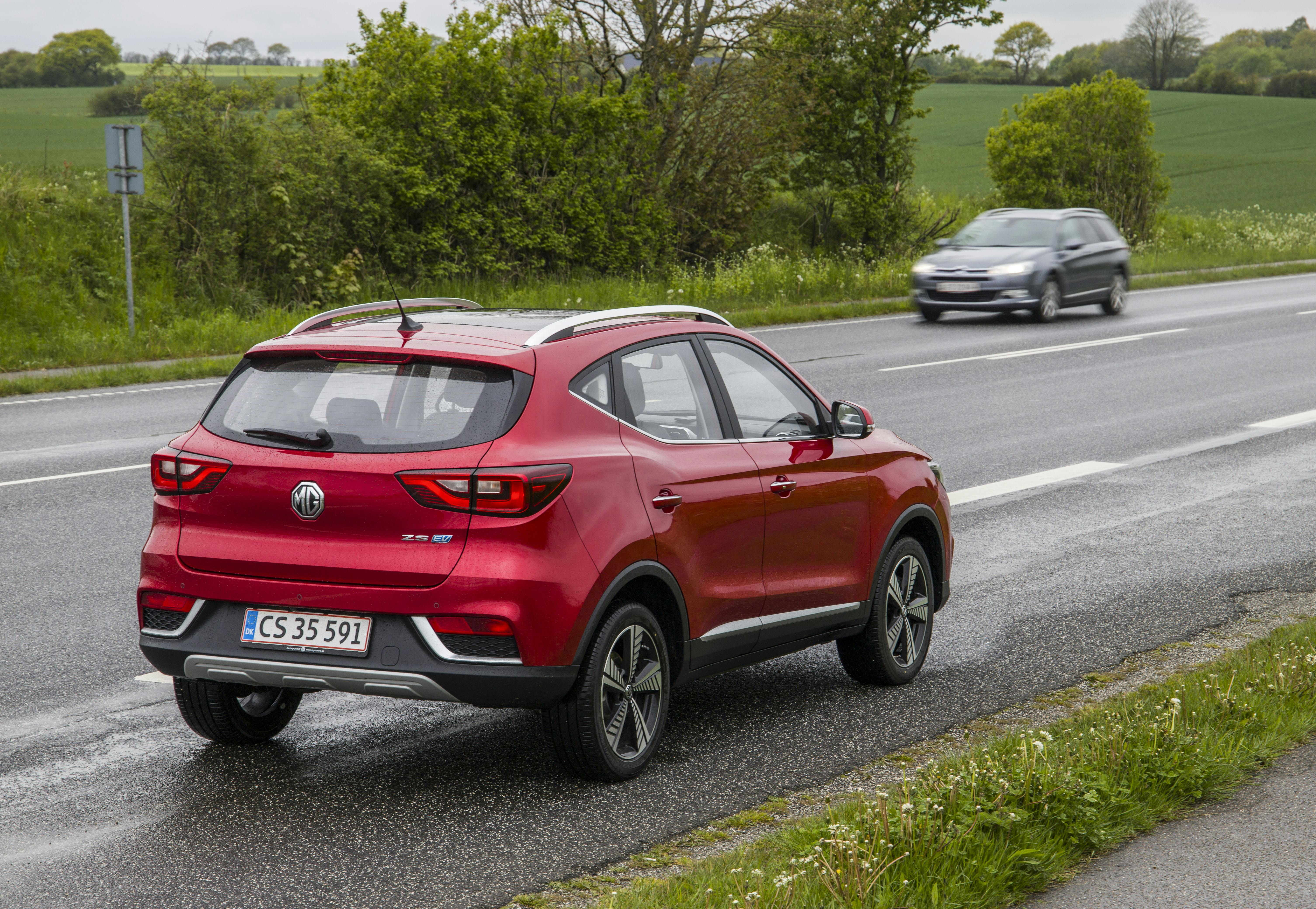 MG ZS EV rød set bagfra