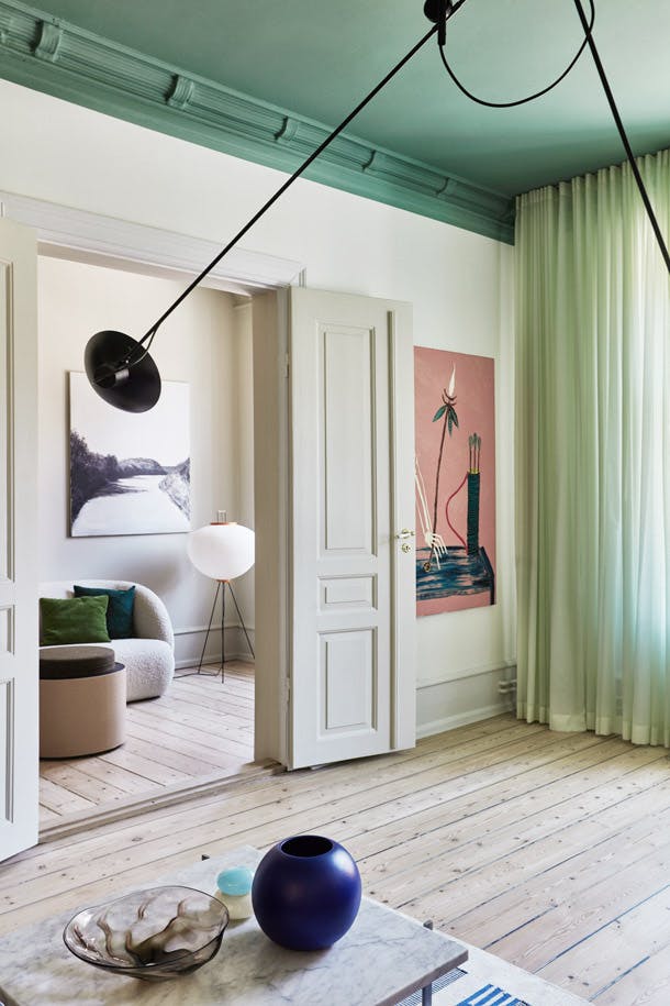 En-suite woonkamer in Scandianvische stijl met houten vloer
