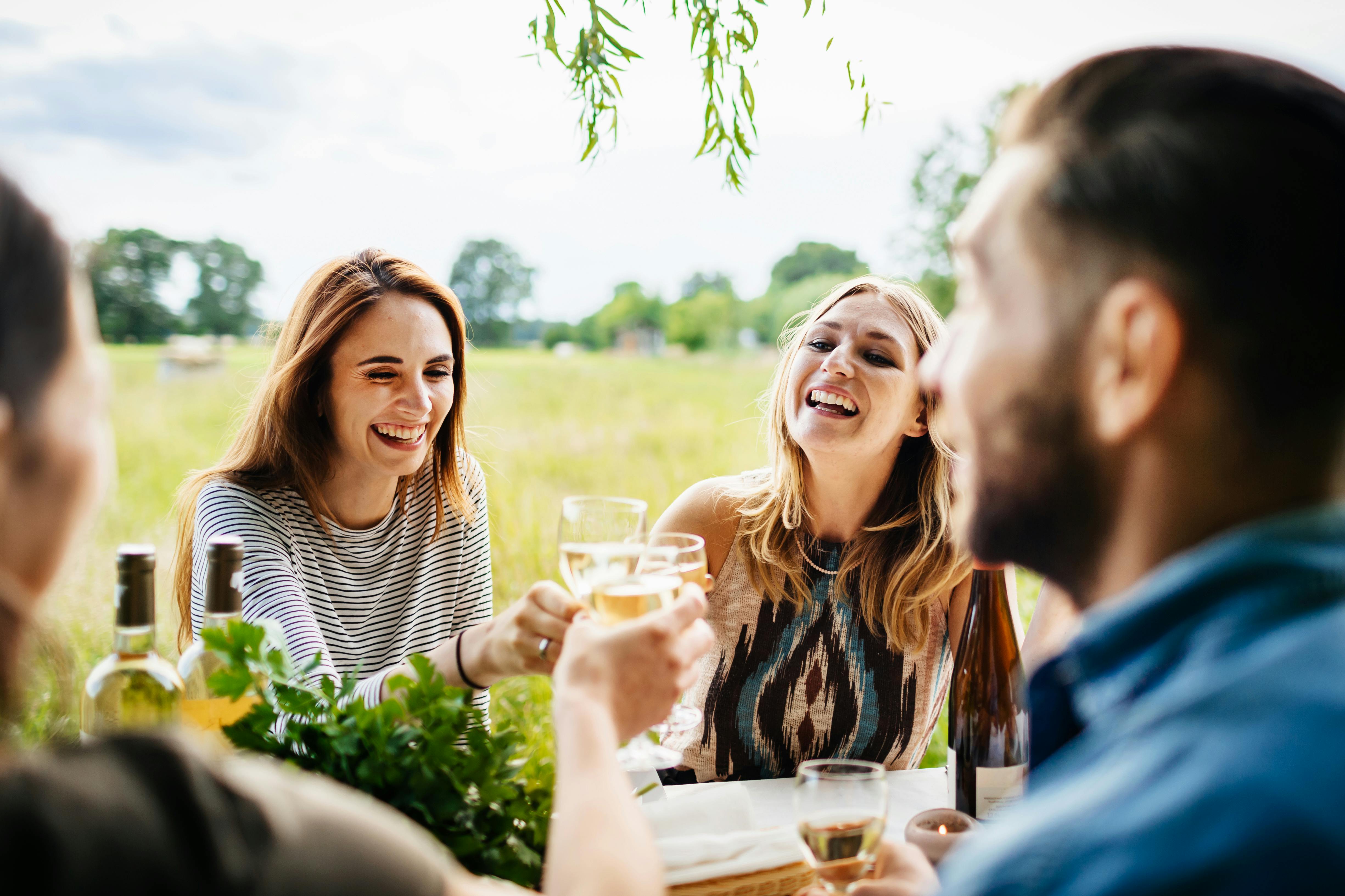 Invitér vennerne til vin, poke bowls og hygge! Venner spiser mad sammen