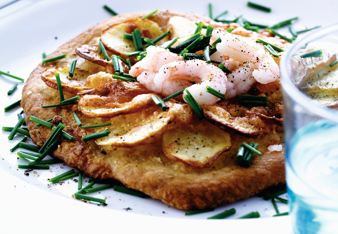 Tallerken med pizza og topping