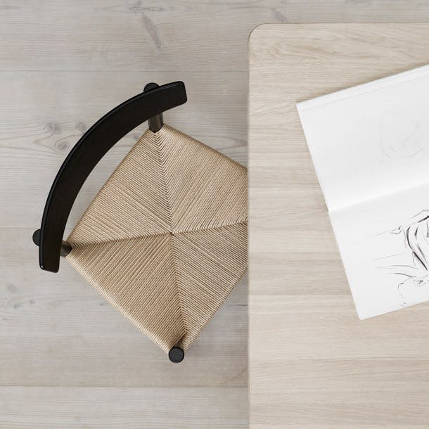 Simplistisch en een absolute klassieker van het Danish Design, de J39 ontworpen door Børge Mogensen heeft de tand des tijds doorstaan en zit ook heerlijk. Simplistisch en een absolute klassieker van het Danish Design, de J39 ontworpen door Børge Mogensen heeft de tand des tijds doorstaan en zit ook heerlijk.