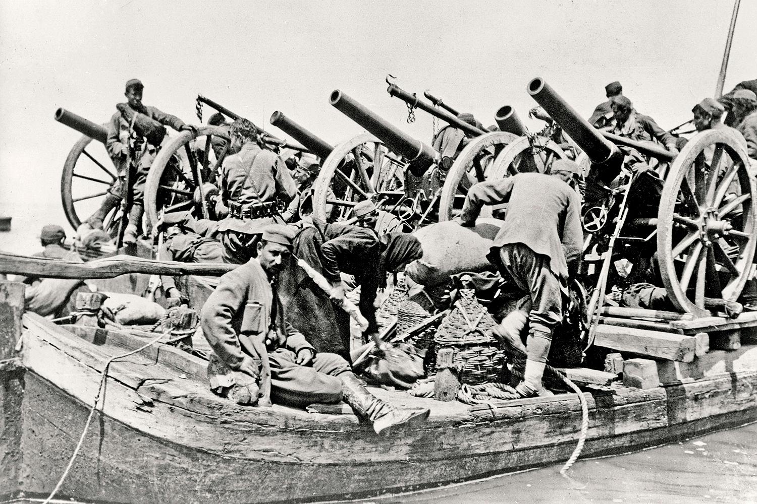 Första Balkankriget. Montenegrinska trupper i båt med artilleri på Shkodersjön. Oktober 1912.