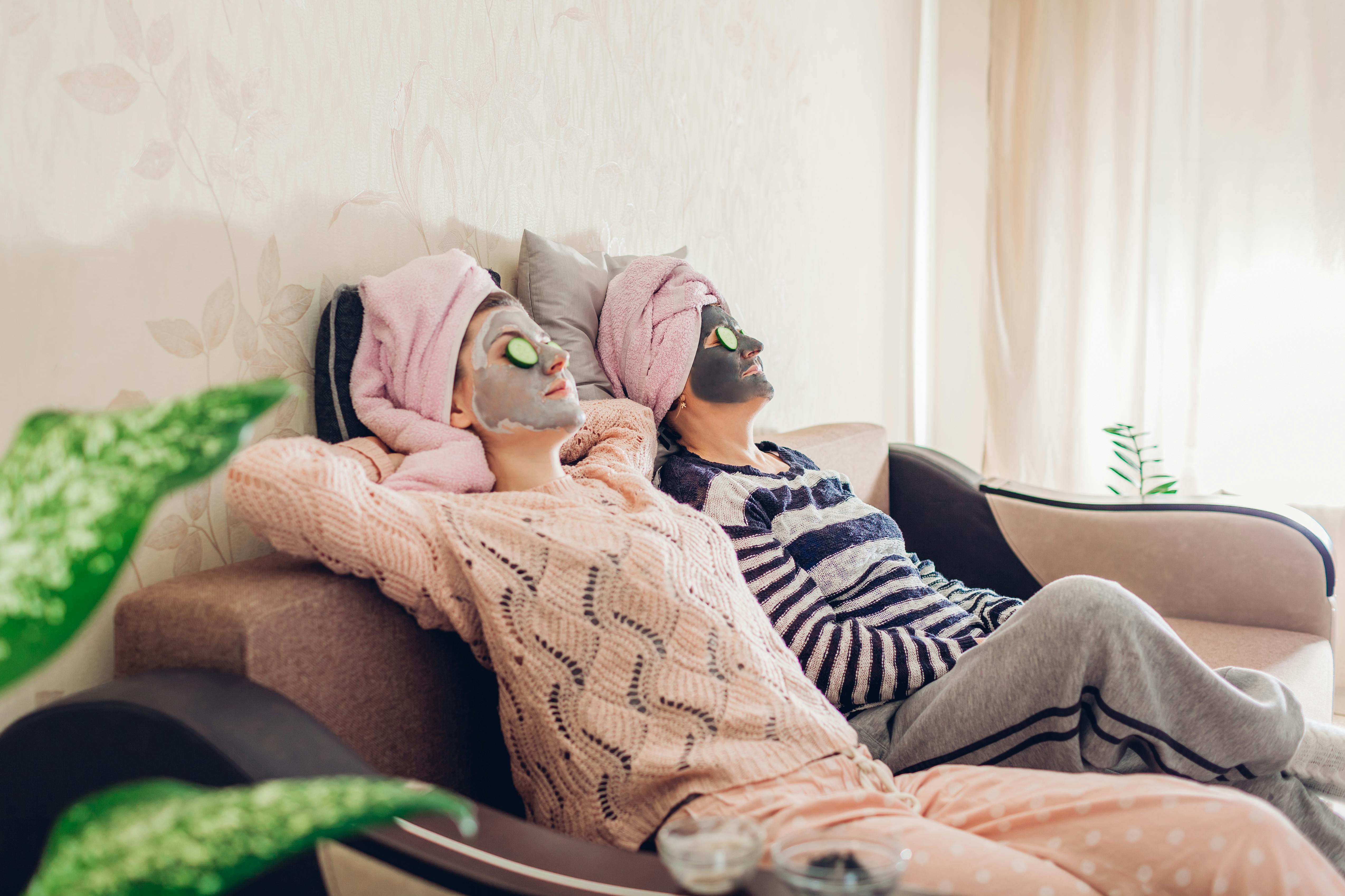 En datter er Guds måde at sige: “Jeg tænkte, at du kunne bruge en ven for livet” Datter og mor der slapper af med ansigtsmaske