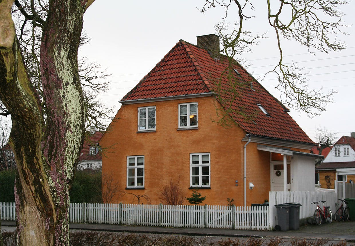 En okkerfarvet murermestervilla fra kvarteret Grøndalsvænge-kvarteret i København nordvest. Det består udelukkende af villaer i stilen fra Bedre Byggeskik. En okkerfarvet murermestervilla fra kvarteret Grøndalsvænge, der udelukkende består af villaer villa i stilen fra Bedre Byggeskik
