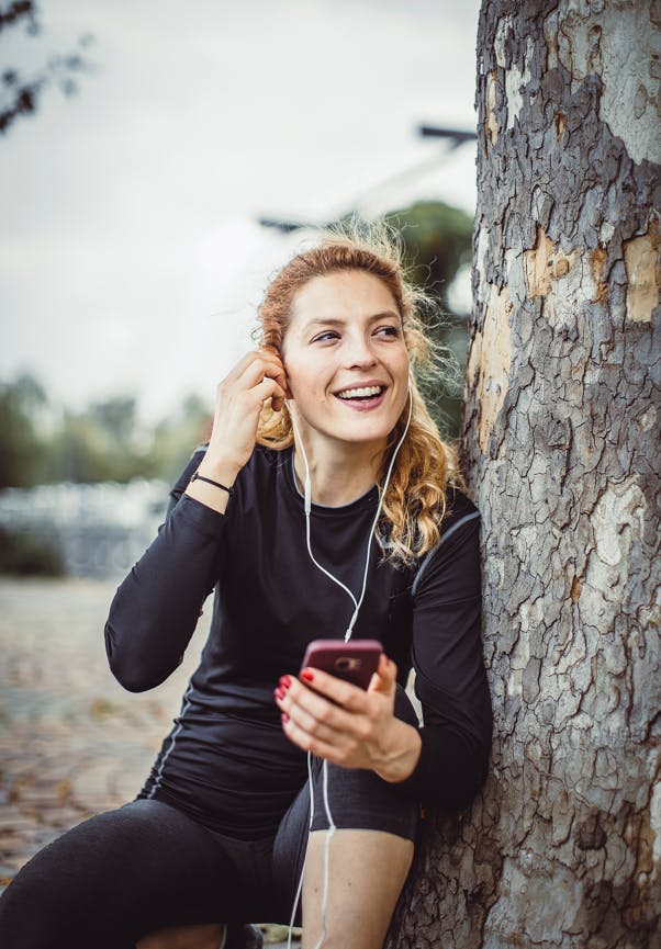 Press play! Kvinne som lytter til musikk