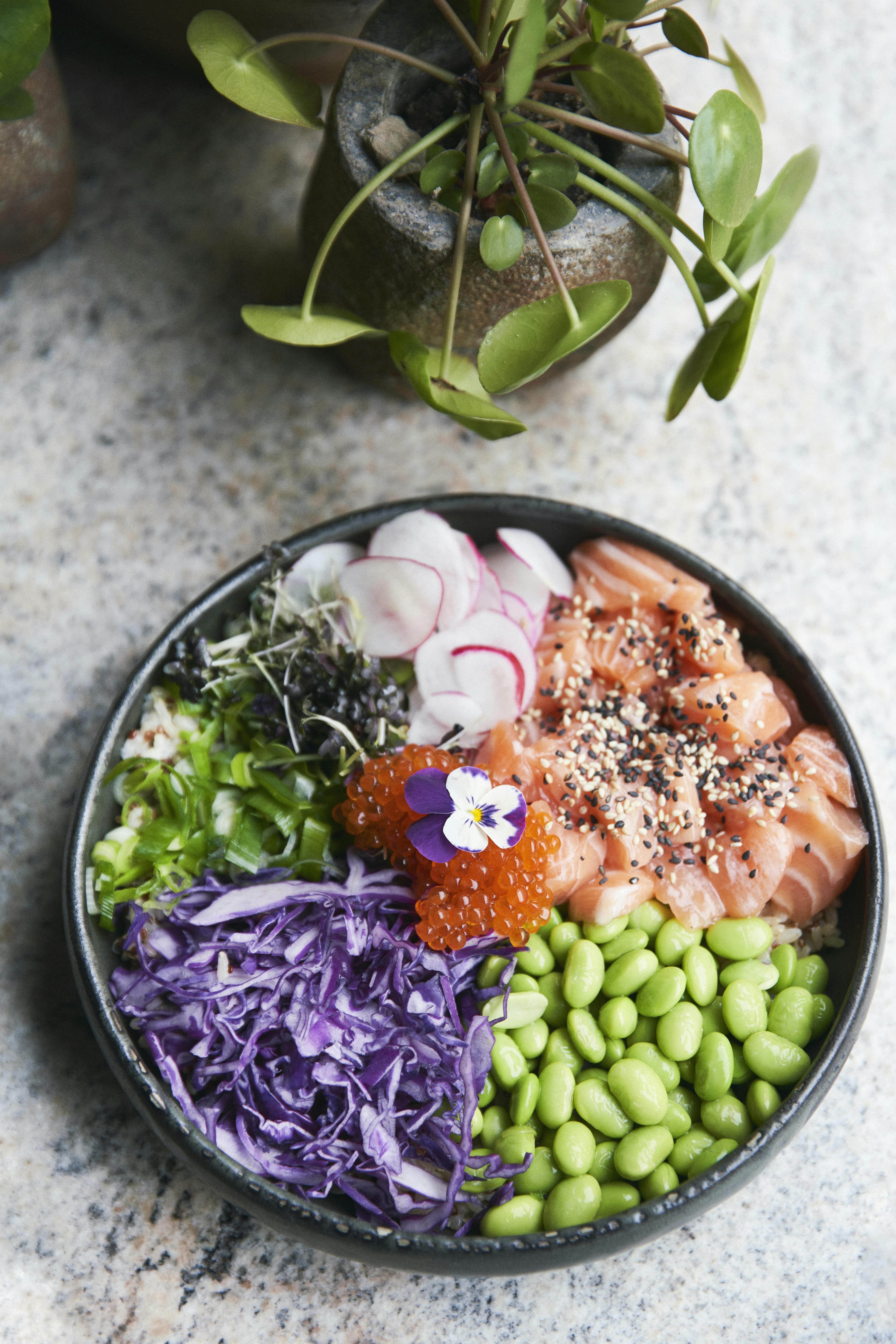 Pokè bowl er både fargerik og sunn Oppskrift på poké bowl. Slik lager du den beste pokè bowl hjemme