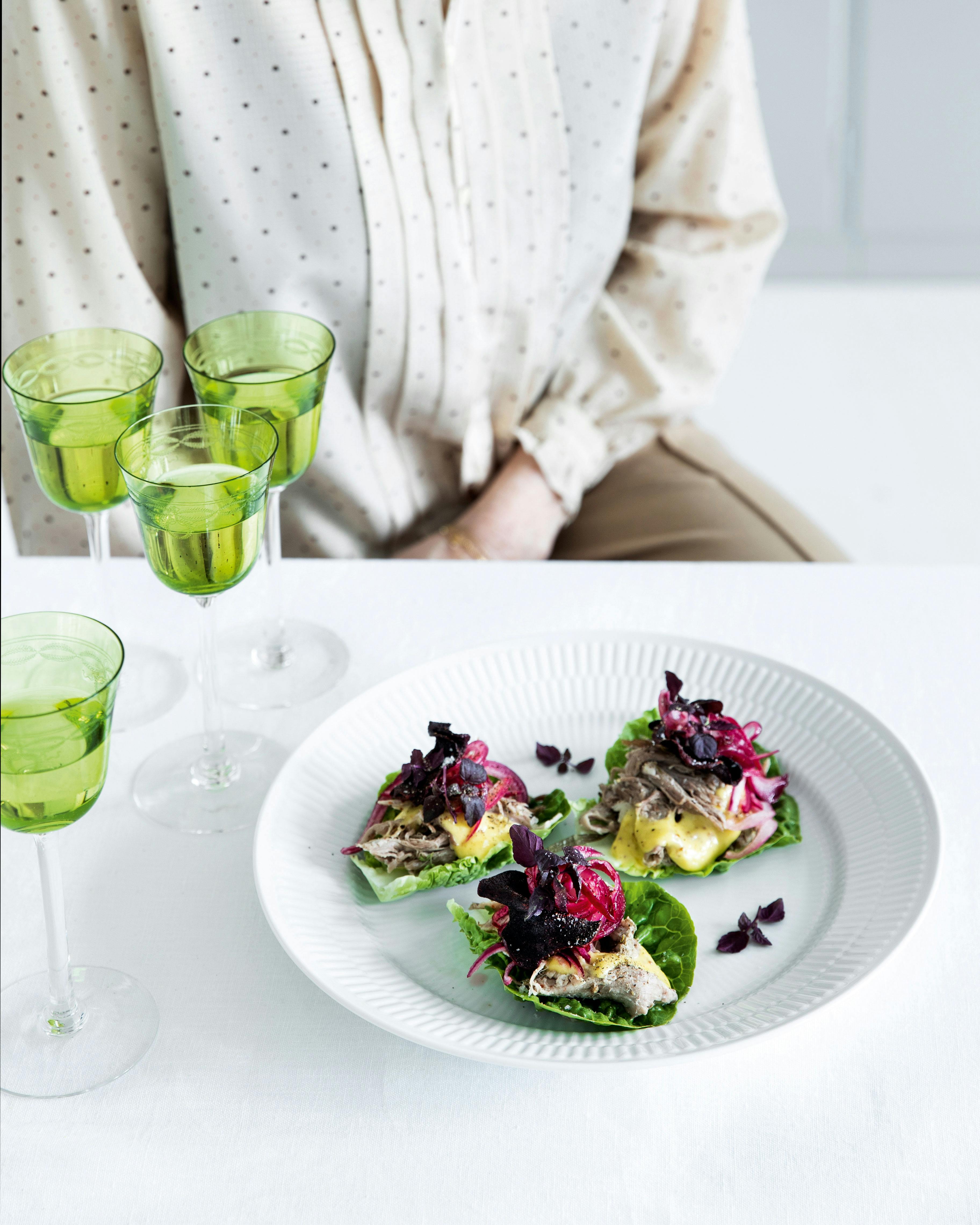 Groene vintage glazen van Kirppu, wit bord van Royal Copenhagen. Procureur lunch witte borden