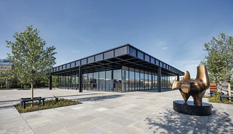 Den tyske artkitekt Mies van der Rohe har tegnet Neue Nationalgalerie i Berlin. Neue Nationalgalerie i Berlin