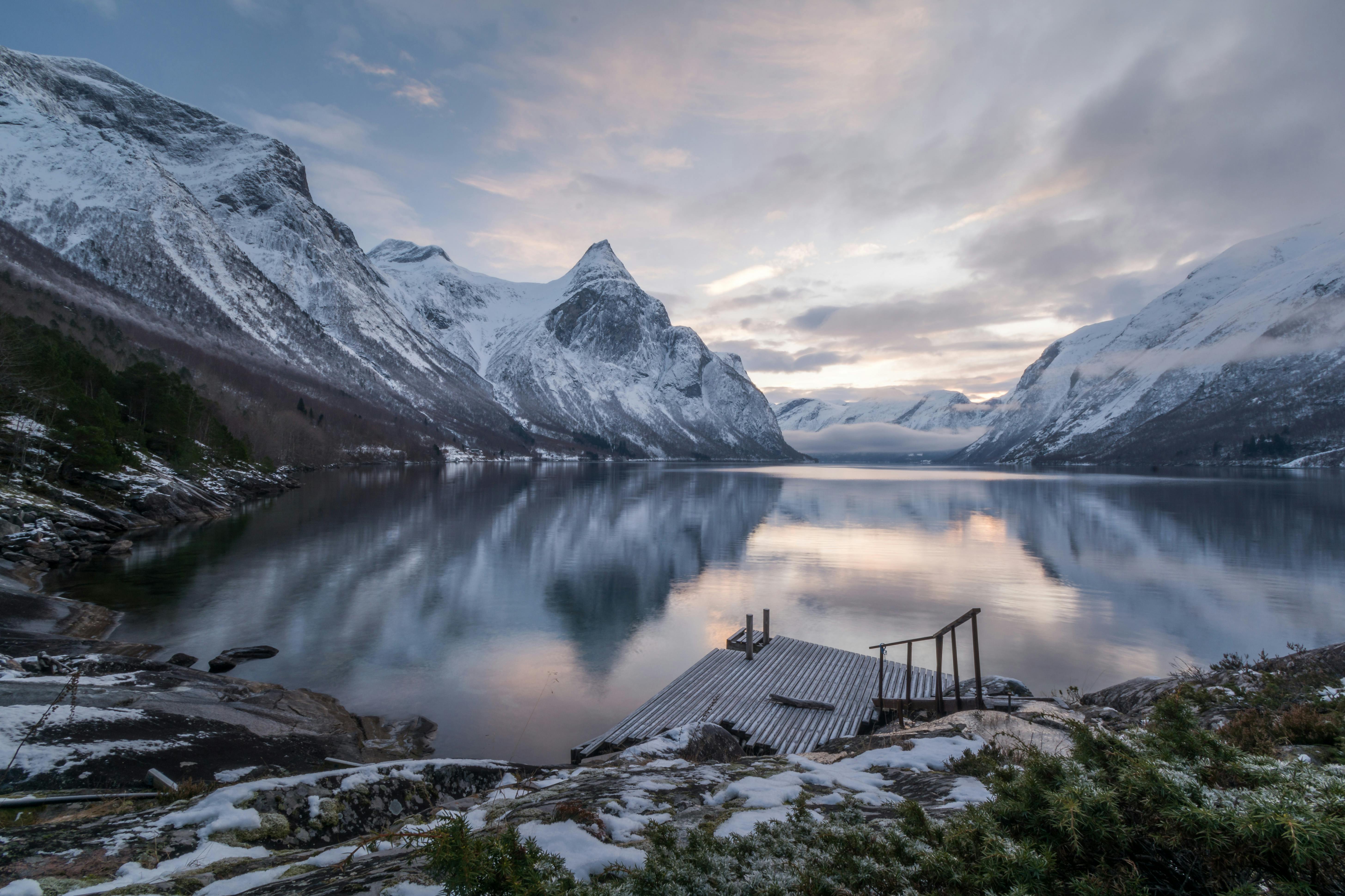 Berg och sjö med spegling
