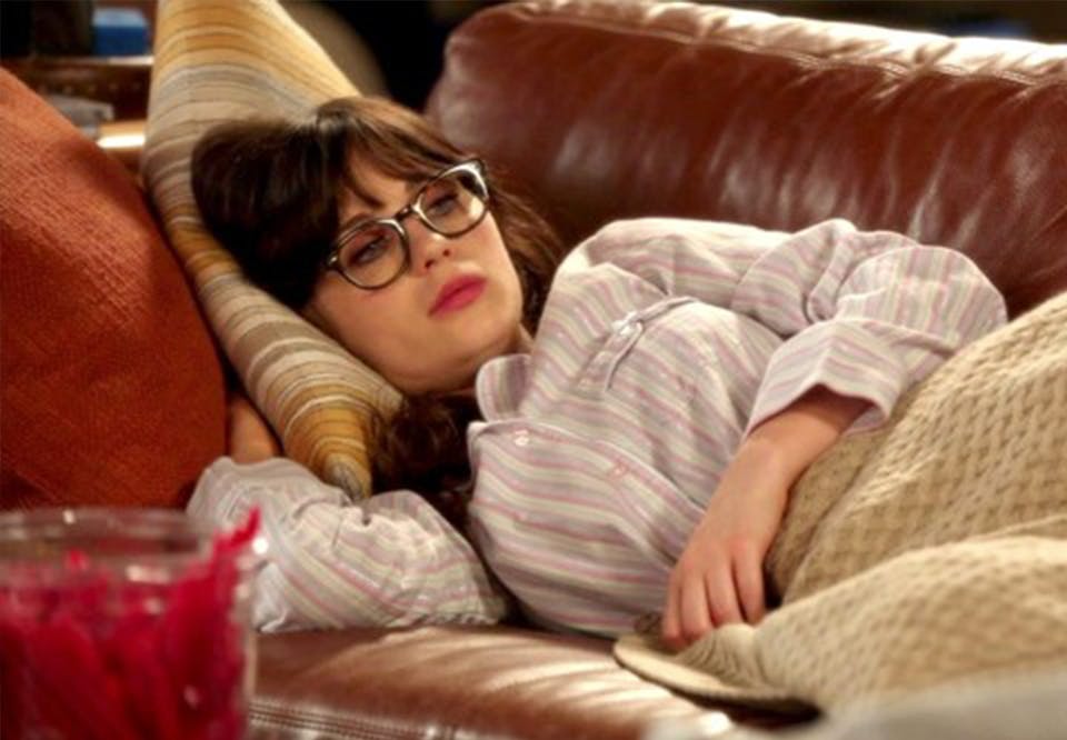 Er du B-menneske slik som Jess fra New Girl? B-mennesket, Jess fra New Girl, sover på sofaen