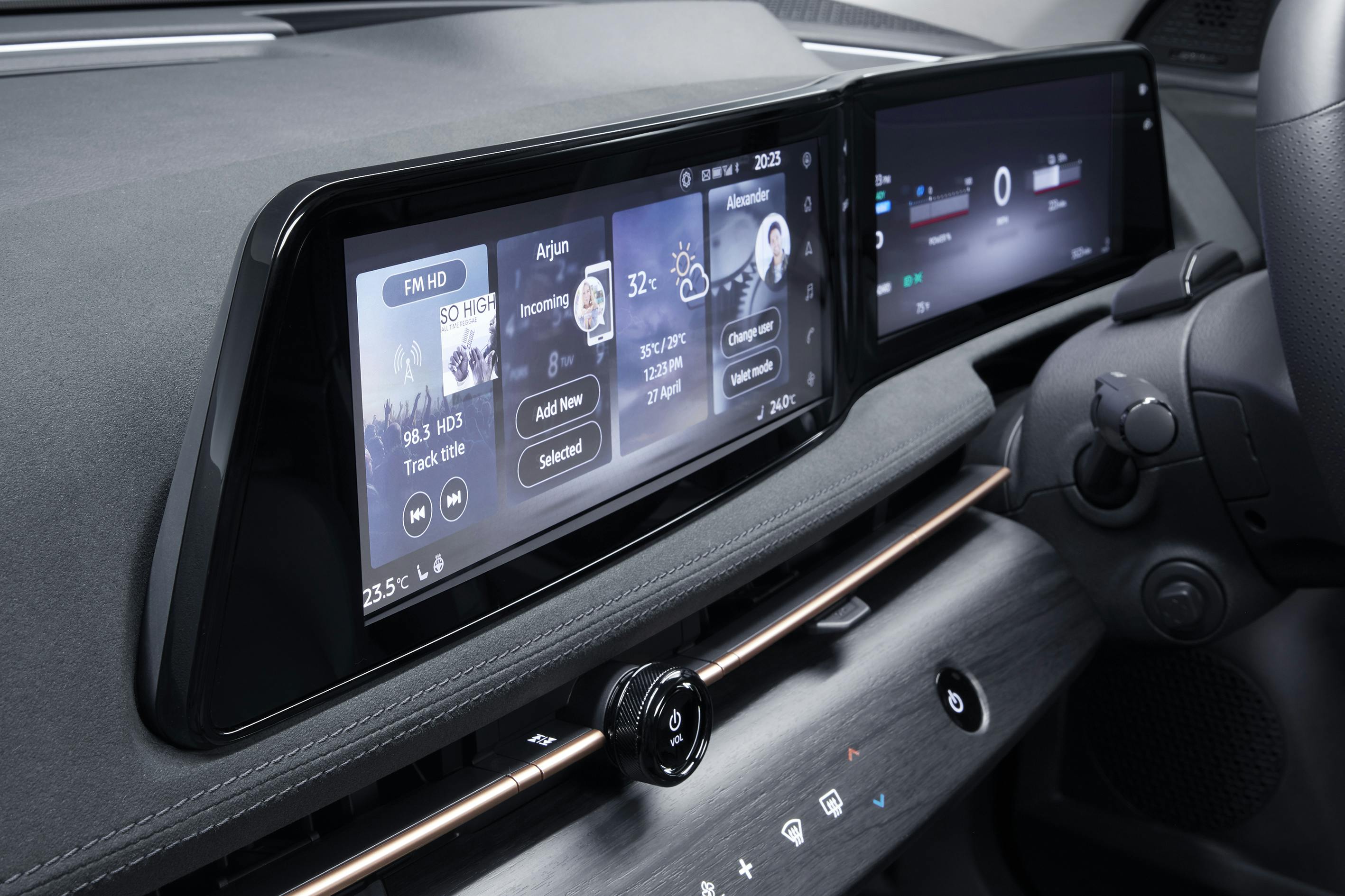 Nissan Ariya elbil elektrisk SUV crossover kWh kw opladning 4x4 firehjulstræk forhjulstræk skærm kabine interiør