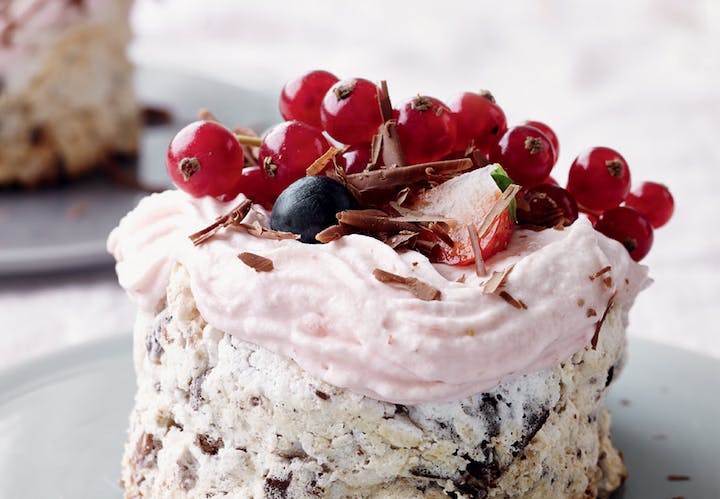 Nøddekage med jordbædskum Dessert med jordbærskum
