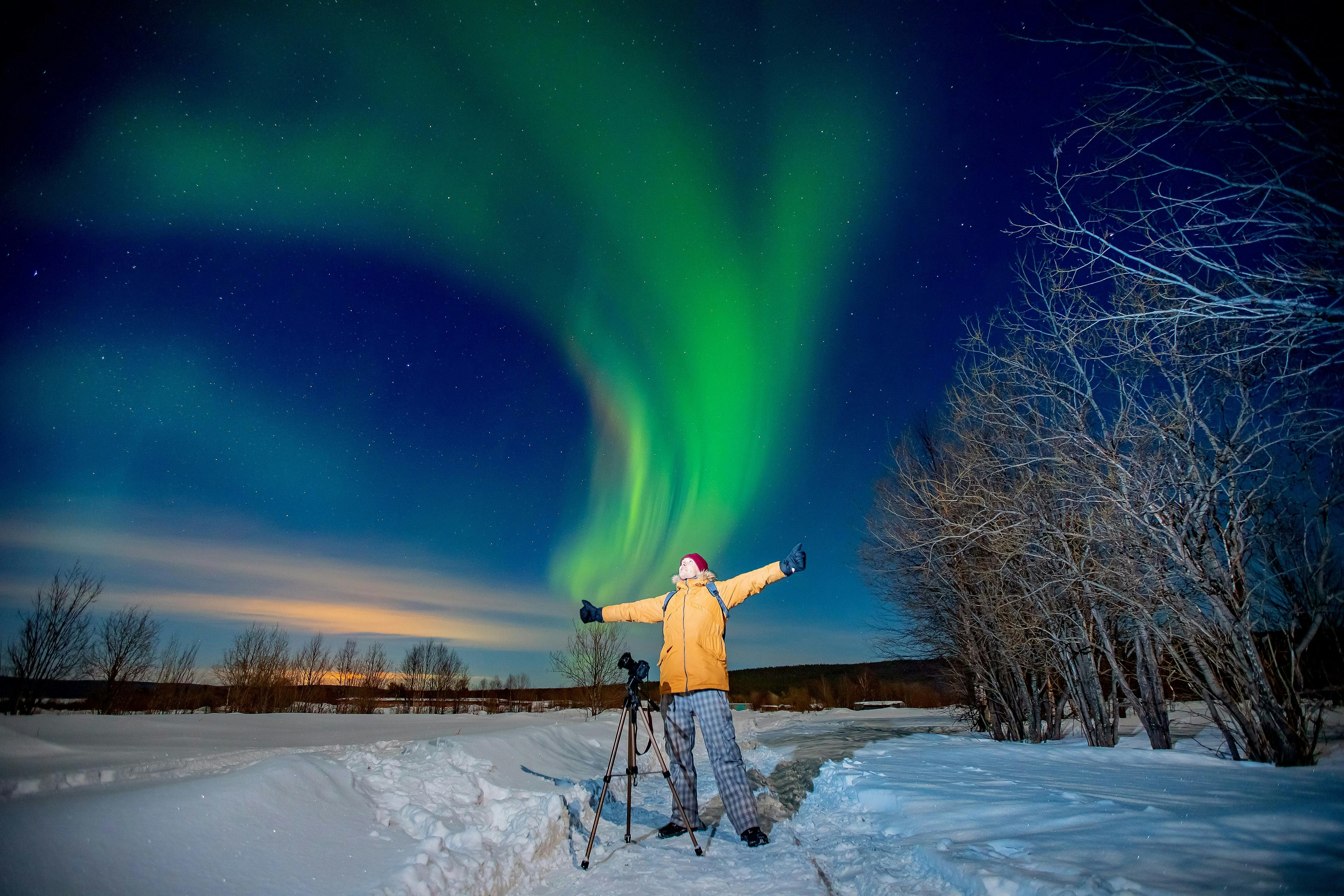 Mand med nordlys i baggrunden.