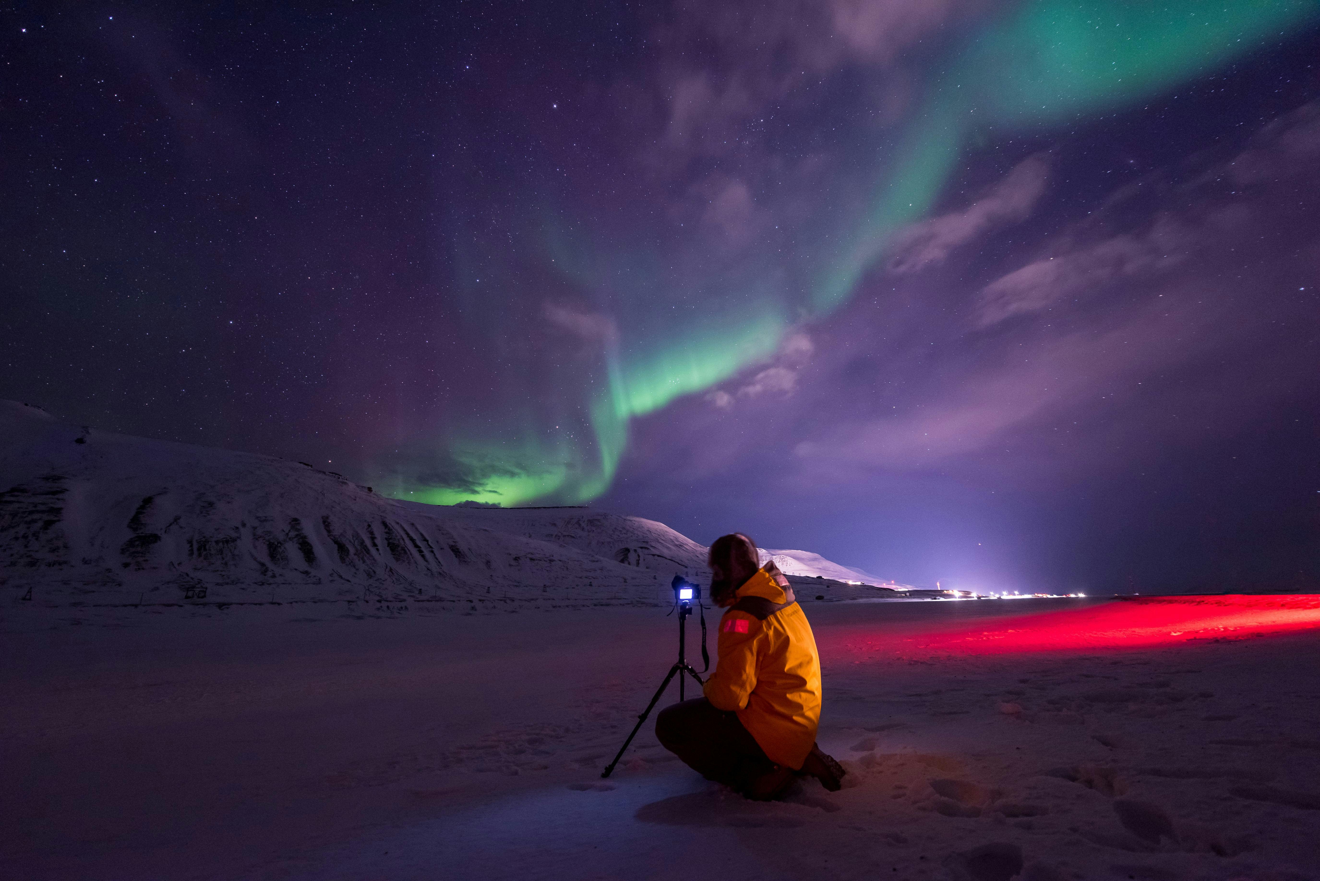 Mand fotograferer nordlyset.