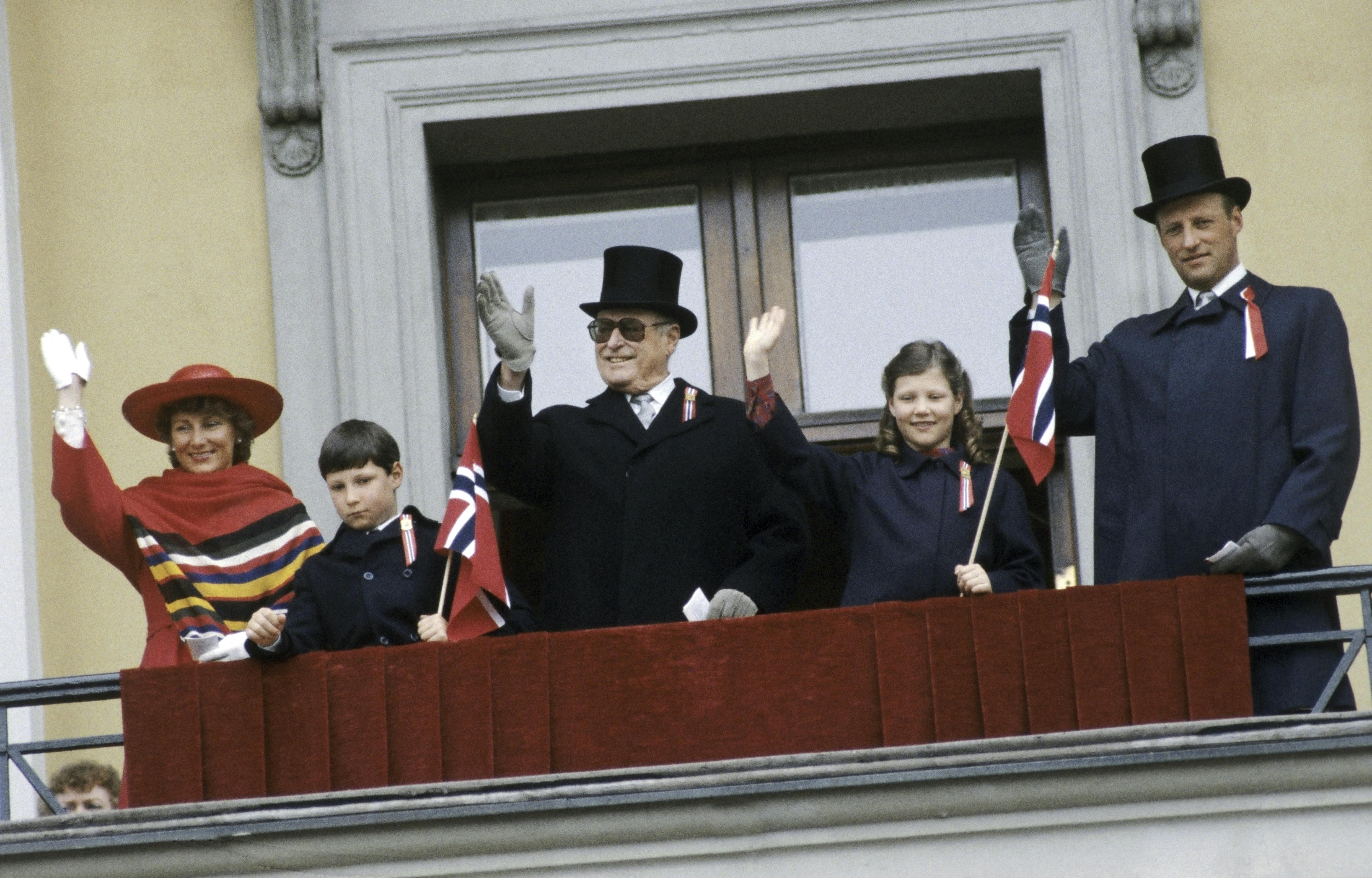 Märtha Louise fejrer som stor pige Norges nationaldag med sin forældre og farfar og lillebror, der er tronarving. Det norske kongehus på balkonen til den norske nationaldag 17. maj.