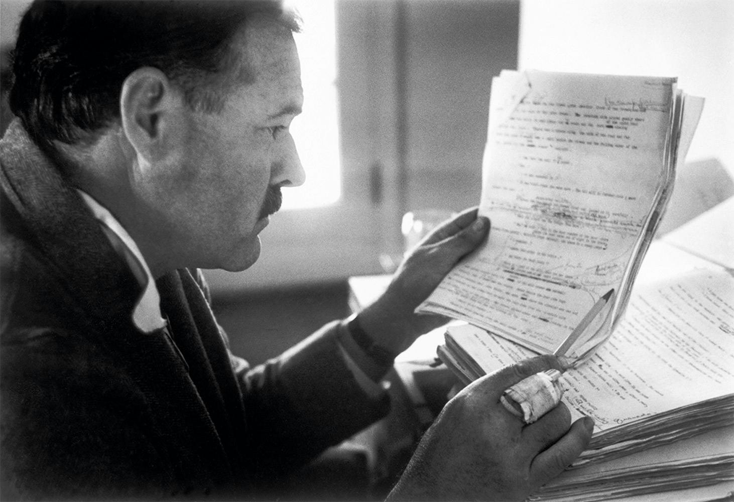 Capa och Hemingway höll kontakten, och emellanåt besökte Capa den berömde författaren i USA. Capa och Hemingway höll kontakten, och emellanåt besökte Capa den berömde författaren i USA.