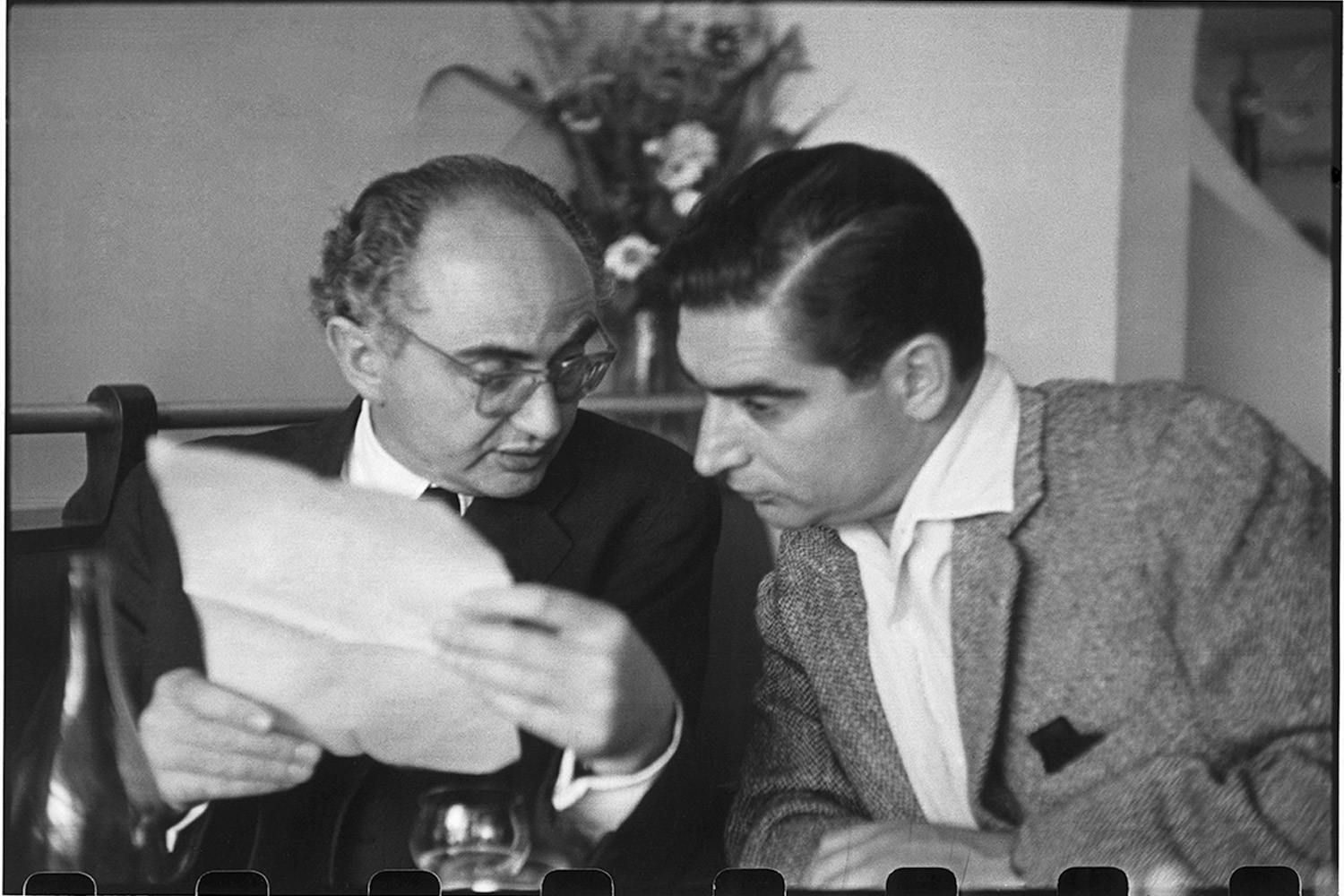 David Seymour (t.v.), Capa og flere andre fotografer gikk sammen om å danne Magnum Photos. David Seymour (t.v.), Capa og flere andre fotografer gikk sammen om å danne Magnum Photos.