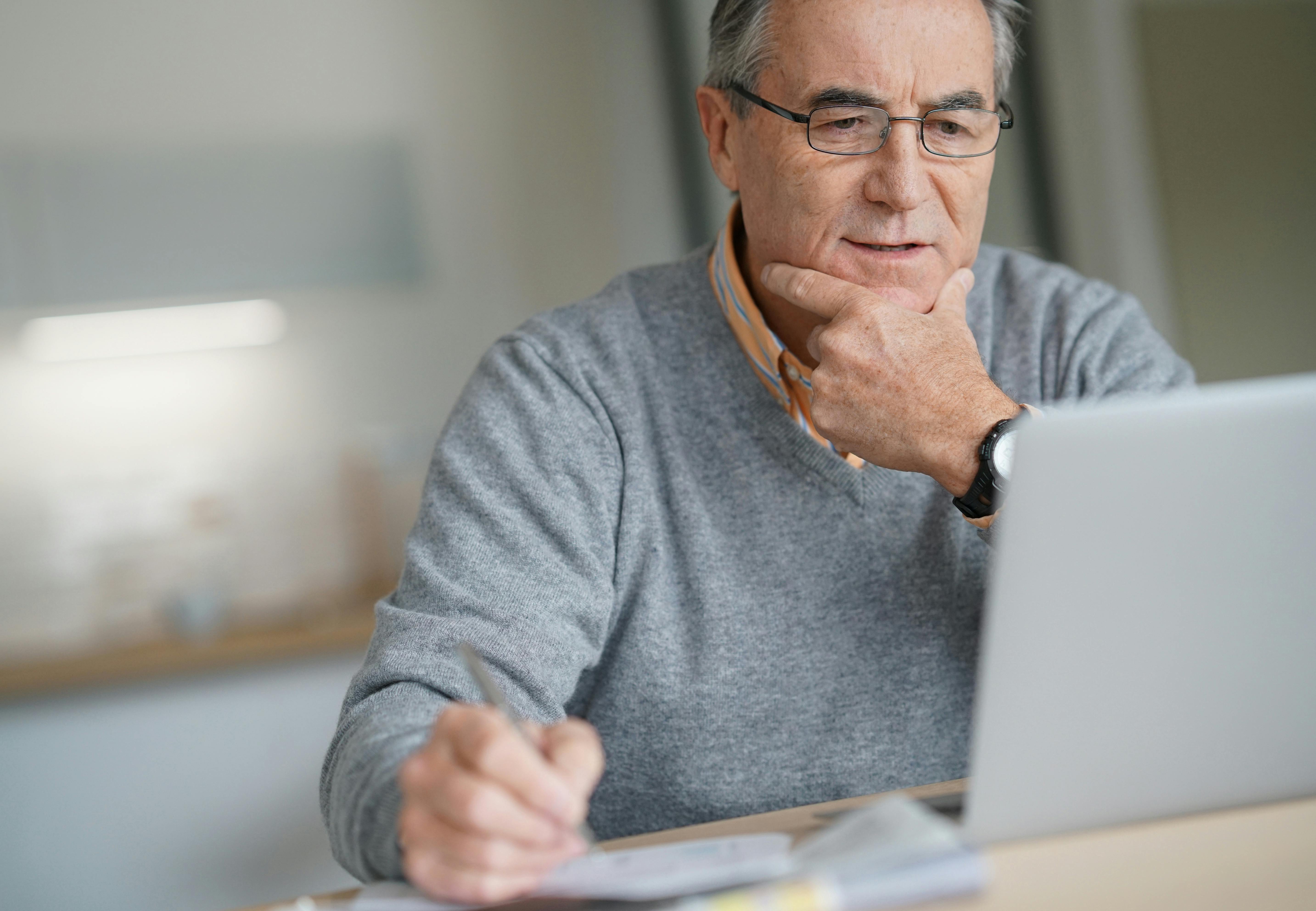 Ældre mand arbejder med en pc computer