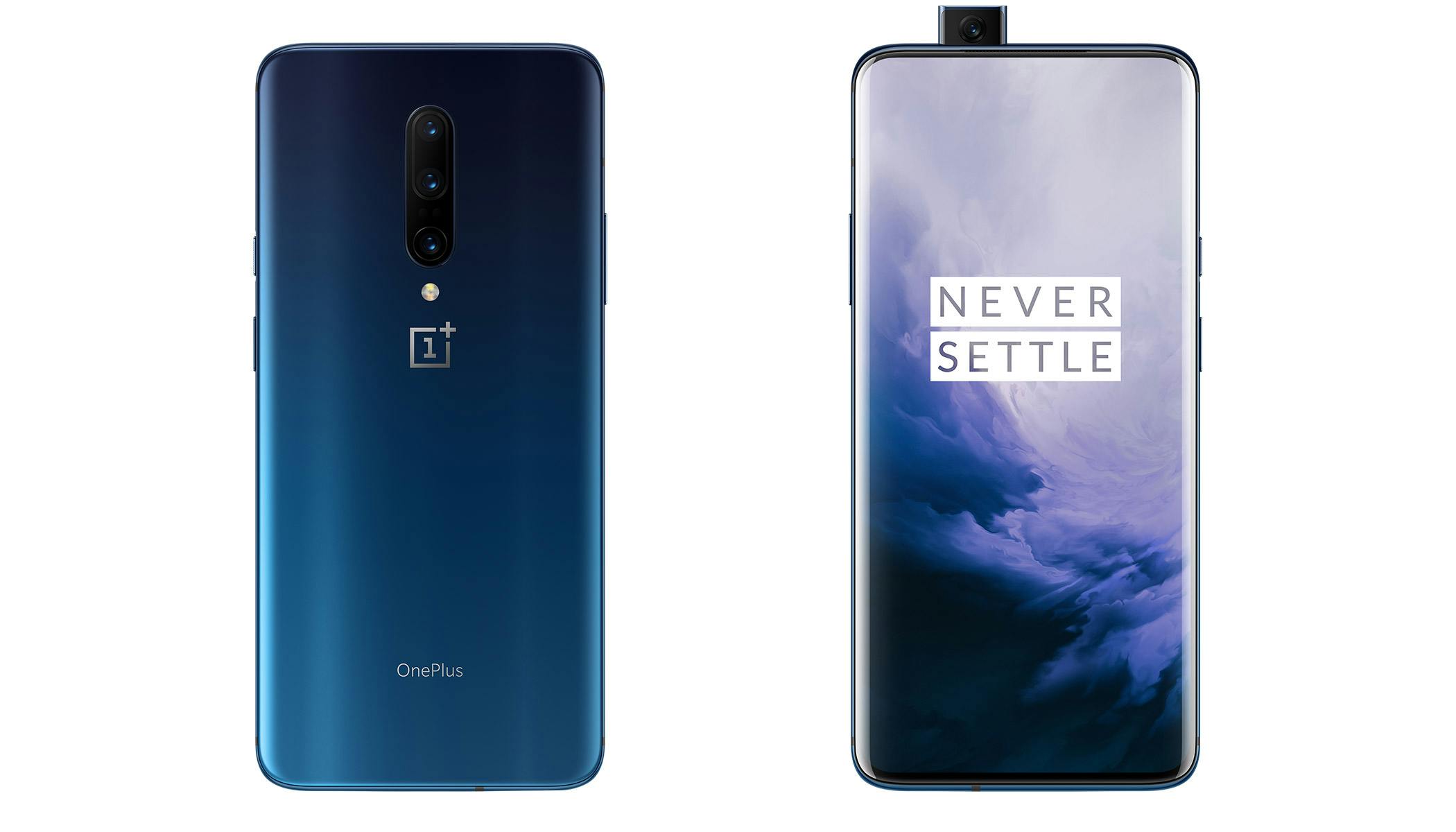 OnePlus 7 Pro, hvor du både kan se kameraet bagpå og det skjulte selfie-kamera, der popper ud af toppen, når du slår det til.