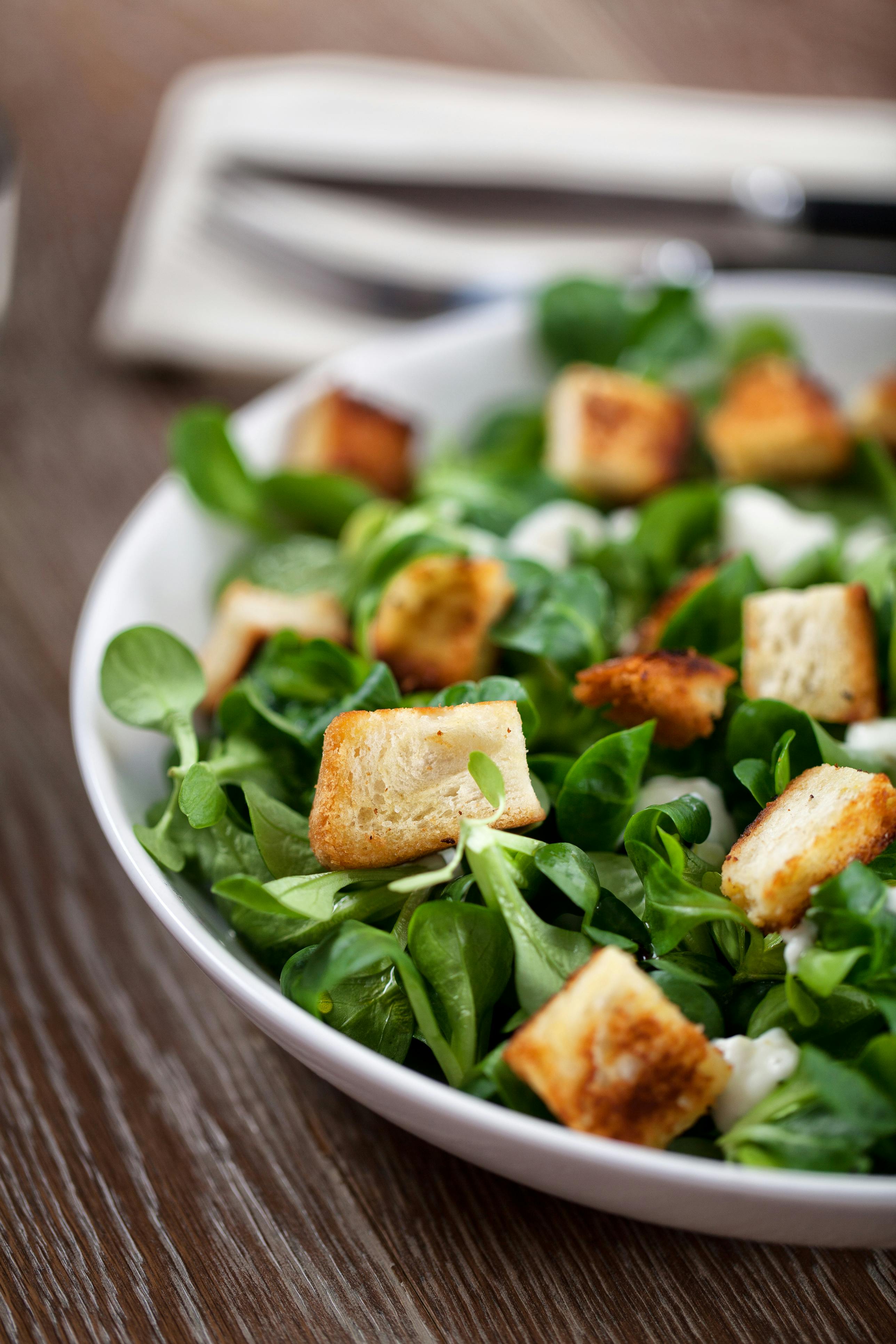 En cæsarsalat er virkelig nem at lave. Og så smager den godt! Lækker cæsarsalat med kylling, brød og parmesan